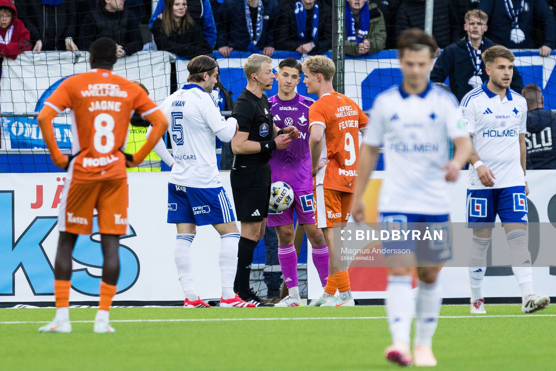 Domare Adam Ladebäck i diskussion med IFK Norrköpings