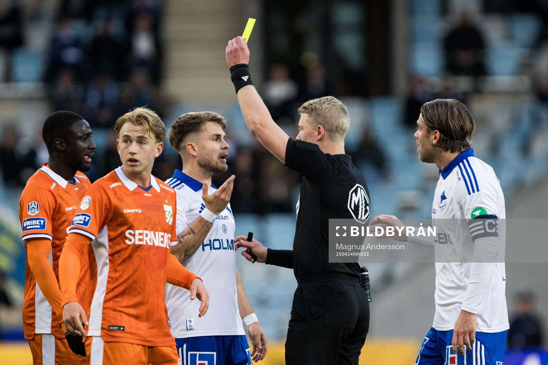 IFK Norrköpings Amadeus Sögaard tilldelas gult kort av domare Adam Ladebäck under fotbollsmatchen i Allsvenskan mellan IFK Norrköping och IFK Göteborg den 24 april 2025 i Norrköping. 