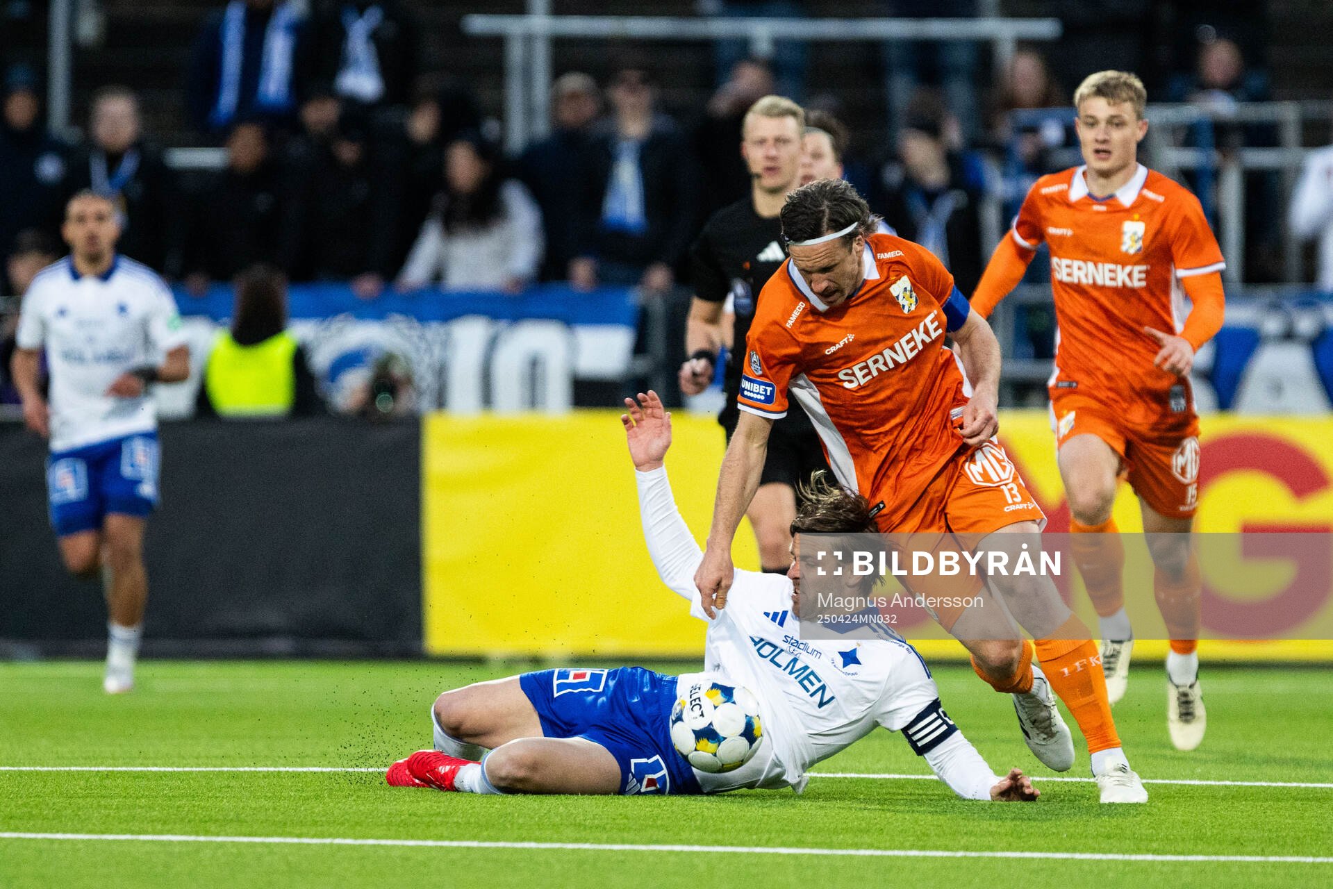 IFK Norrköpings Christoffer Nyman och IFK Göteborgs Gustav Svensson under fotbollsmatchen i Allsvenskan mellan IFK Norrköping och IFK Göteborg den 24 april 2025 i Norrköping.