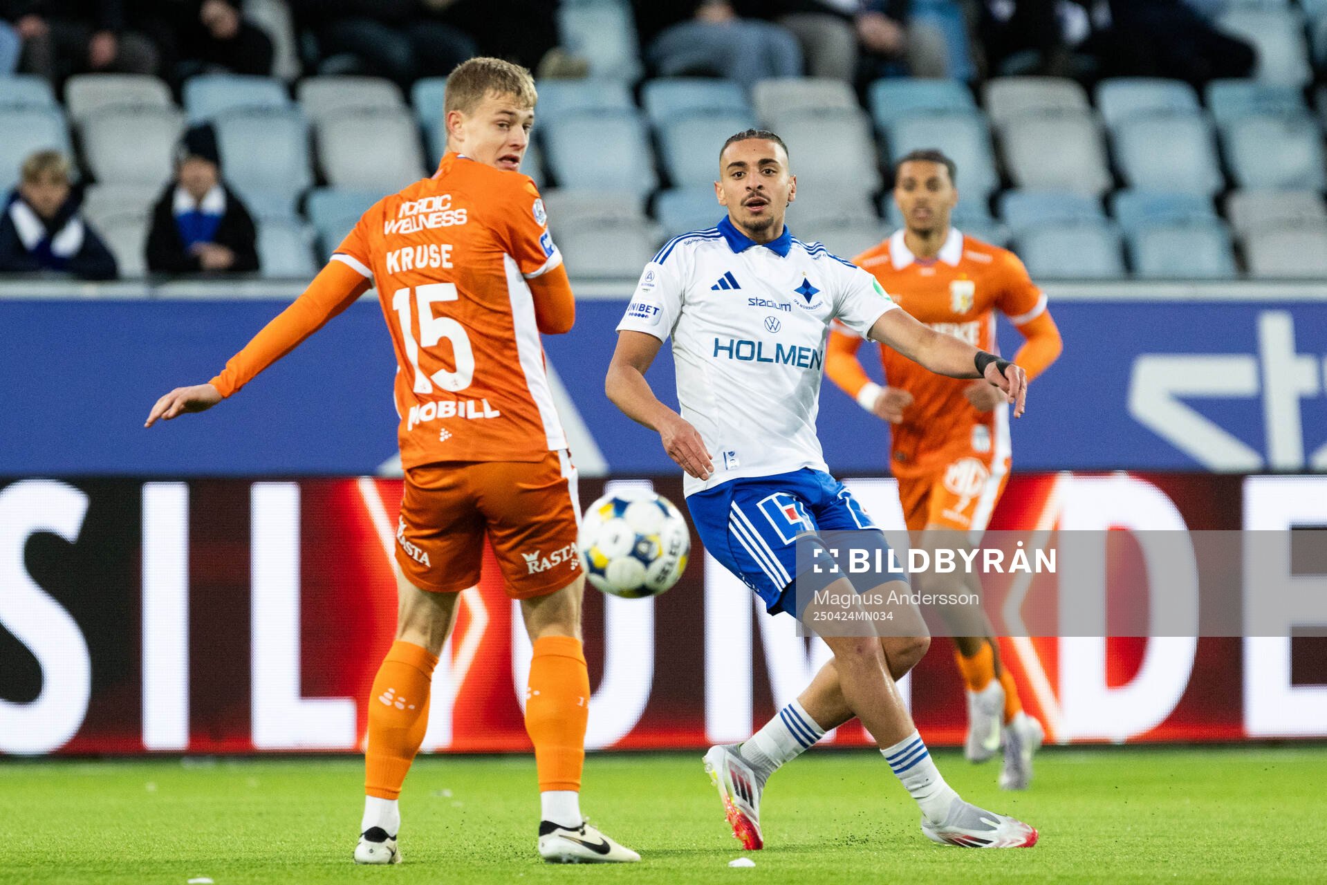 IFK Göteborgs David Kruse och IFK Norrköpings Moutaz Neffati under fotbollsmatchen i Allsvenskan mellan IFK Norrköping och IFK Göteborg den 24 april 2025 i Norrköping.