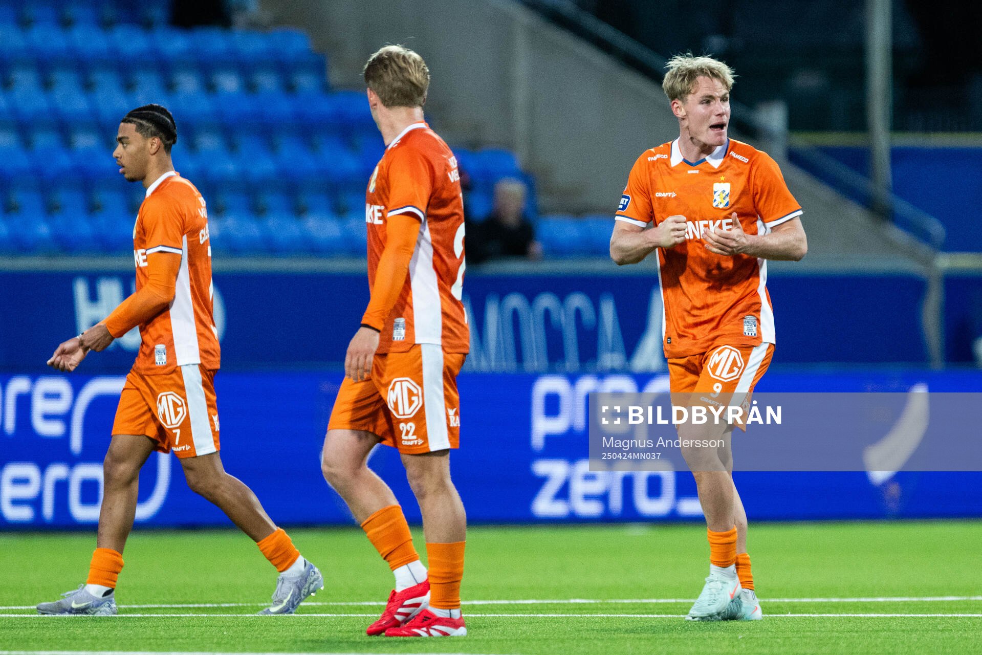IFK Göteborgs Max Fenger jublar efter 2-2 under fotbollsmatchen i Allsvenskan mellan IFK Norrköping och IFK Göteborg den 24 april 2025 i Norrköping.