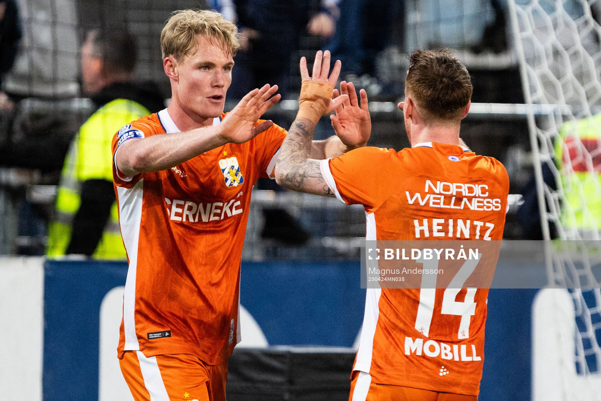 IFK Göteborgs Max Fenger jublar med Tobias Heintz efter 2-3 under fotbollsmatchen i Allsvenskan mellan IFK Norrköping och IFK Göteborg den 24 april 2025 i Norrköping.