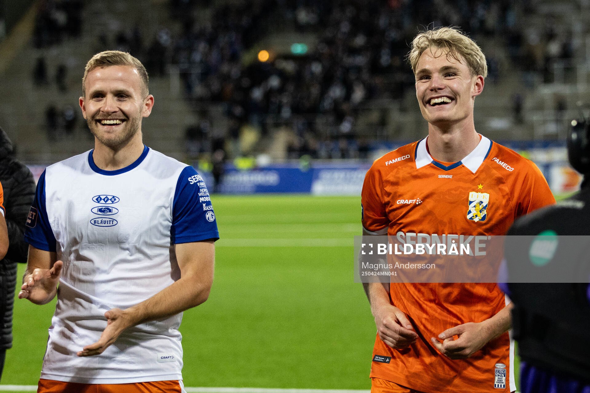 IFK Göteborgs Jonas Bager och Max Fenger jublar efter fotbollsmatchen i Allsvenskan mellan IFK Norrköping och IFK Göteborg den 24 april 2025 i Norrköping.