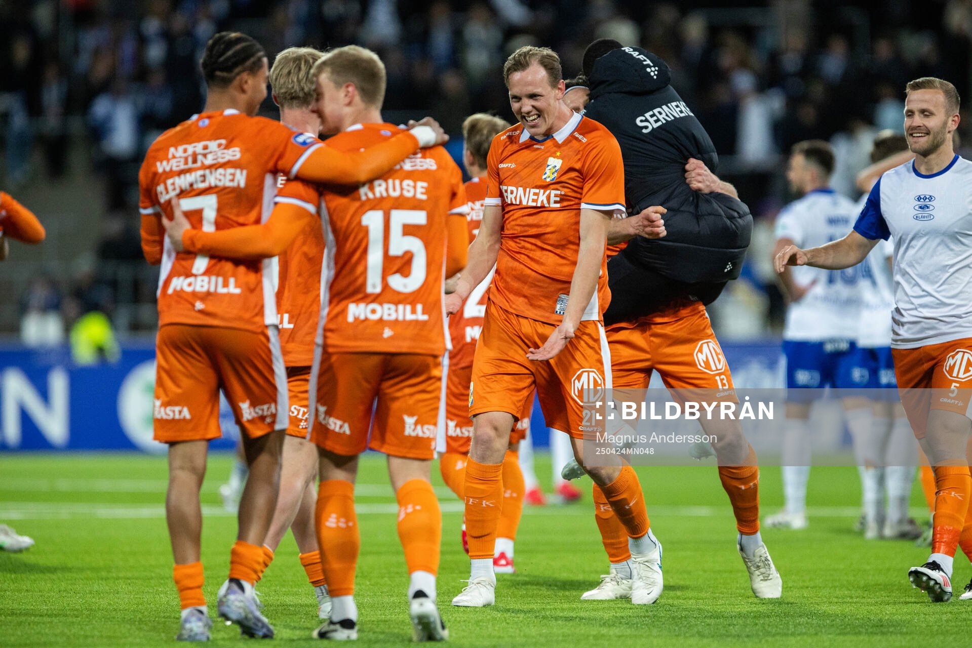 IFK Göteborgs Adam Carlén jublar efter fotbollsmatchen i Allsvenskan mellan IFK Norrköping och IFK Göteborg den 24 april 2025 i Norrköping.