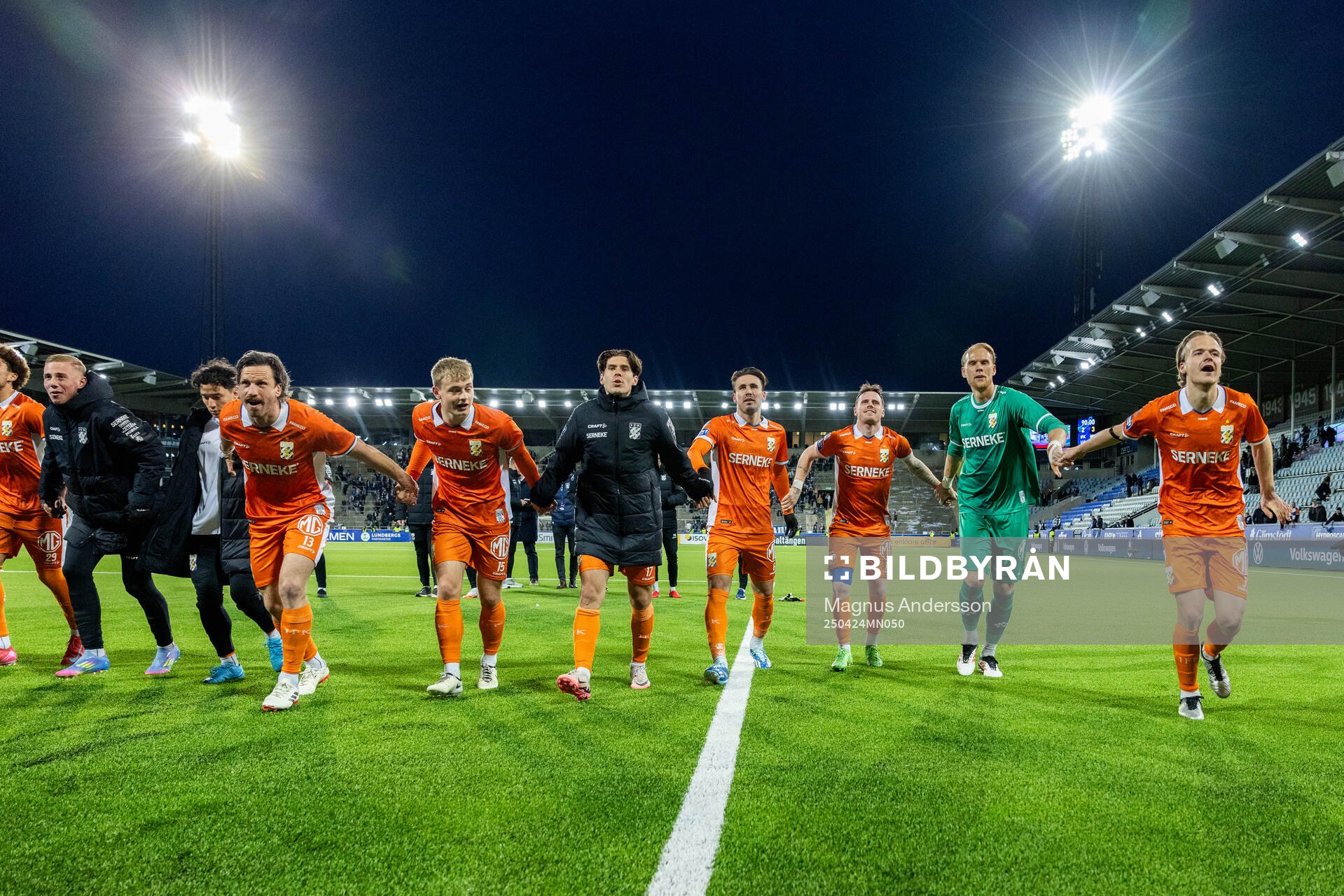 IFK Göteborgs spelare jublar efter fotbollsmatchen i Allsvenskan mellan IFK Norrköping och IFK Göteborg den 24 april 2025 i Norrköping.