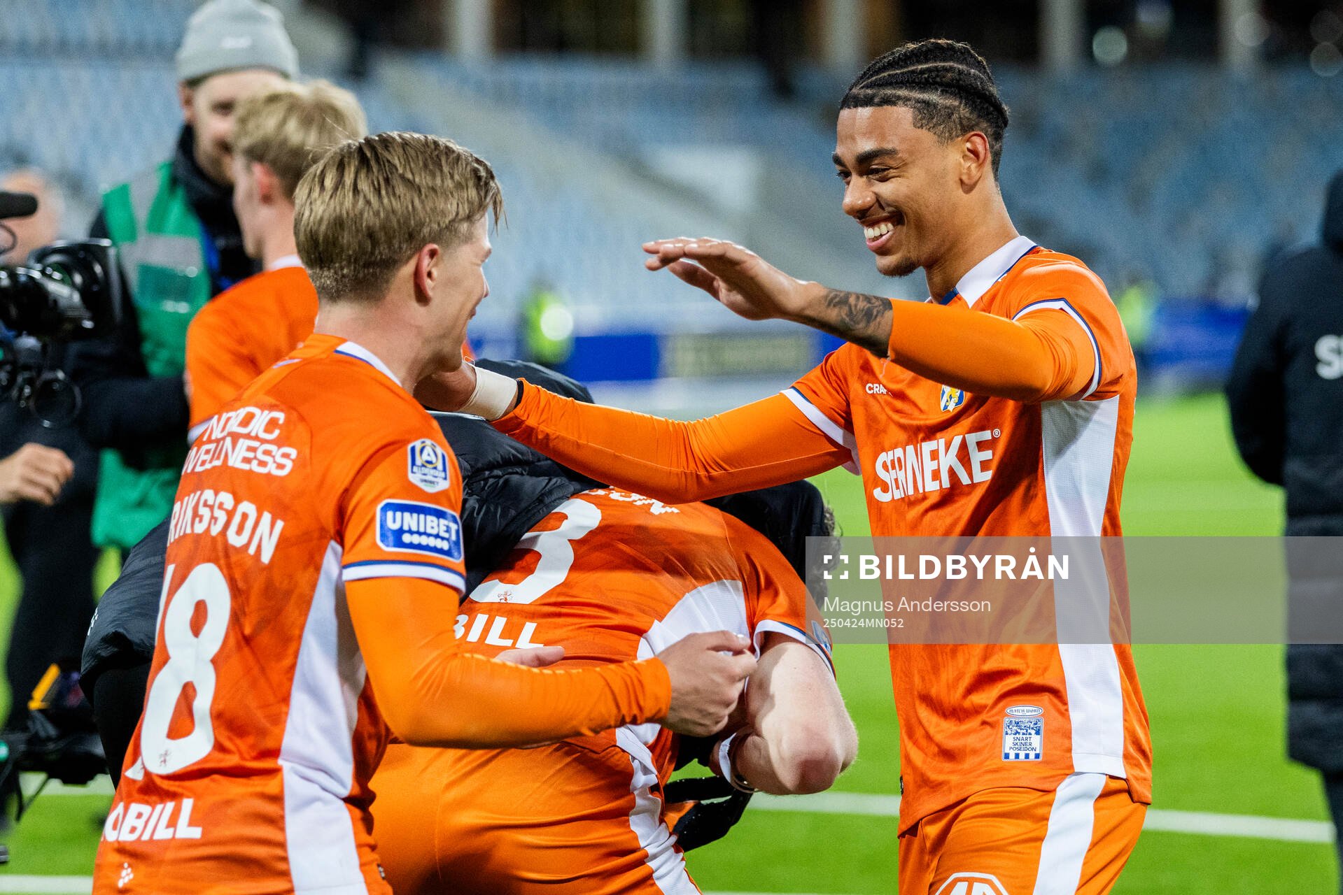 IFK Göteborgs Felix Eriksson och Sebastian Clemmensen jublar efter fotbollsmatchen i Allsvenskan mellan IFK Norrköping och IFK Göteborg den 24 april 2025 i Norrköping.