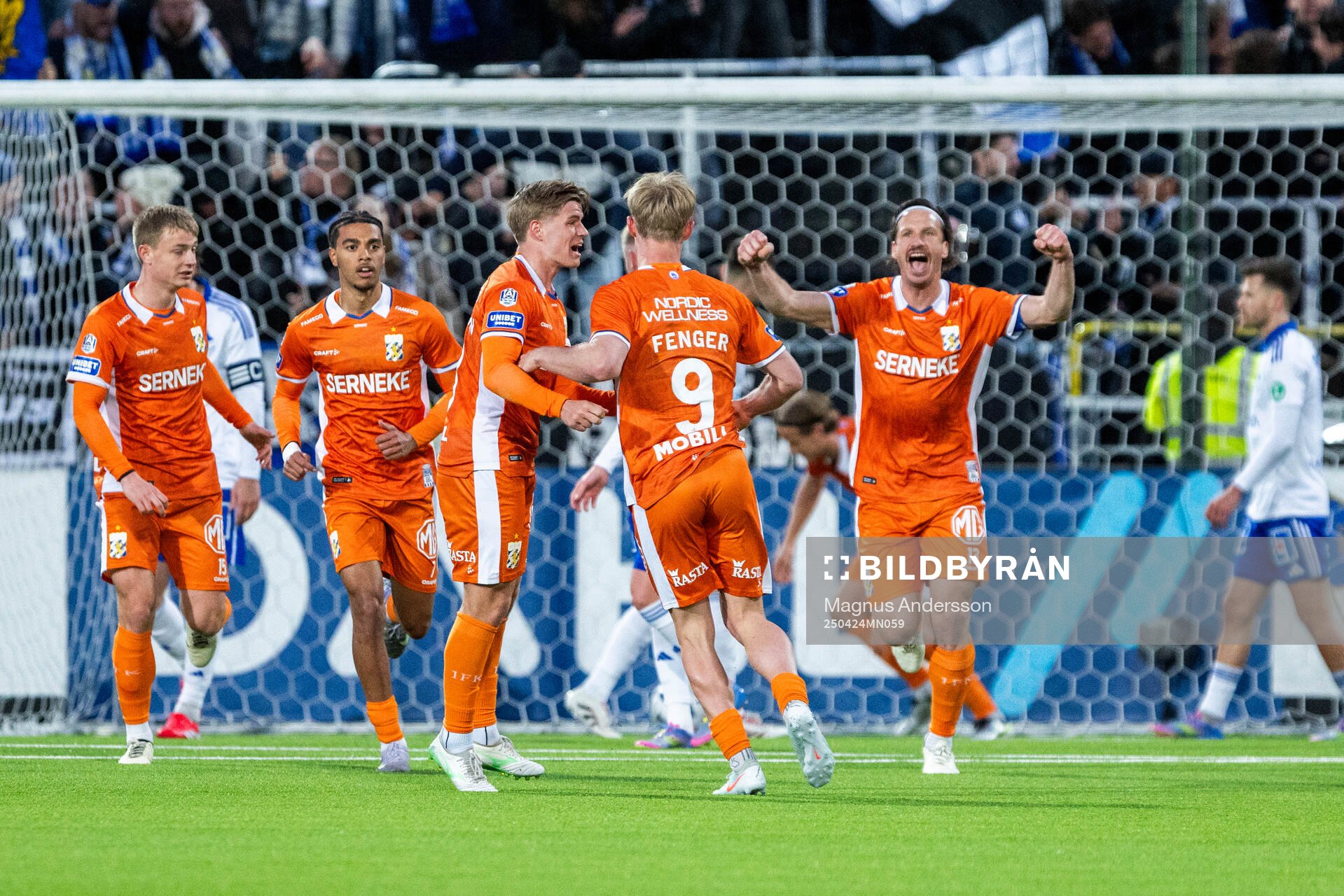 IFK Göteborgs Max Fenger jublar med lagkamrater