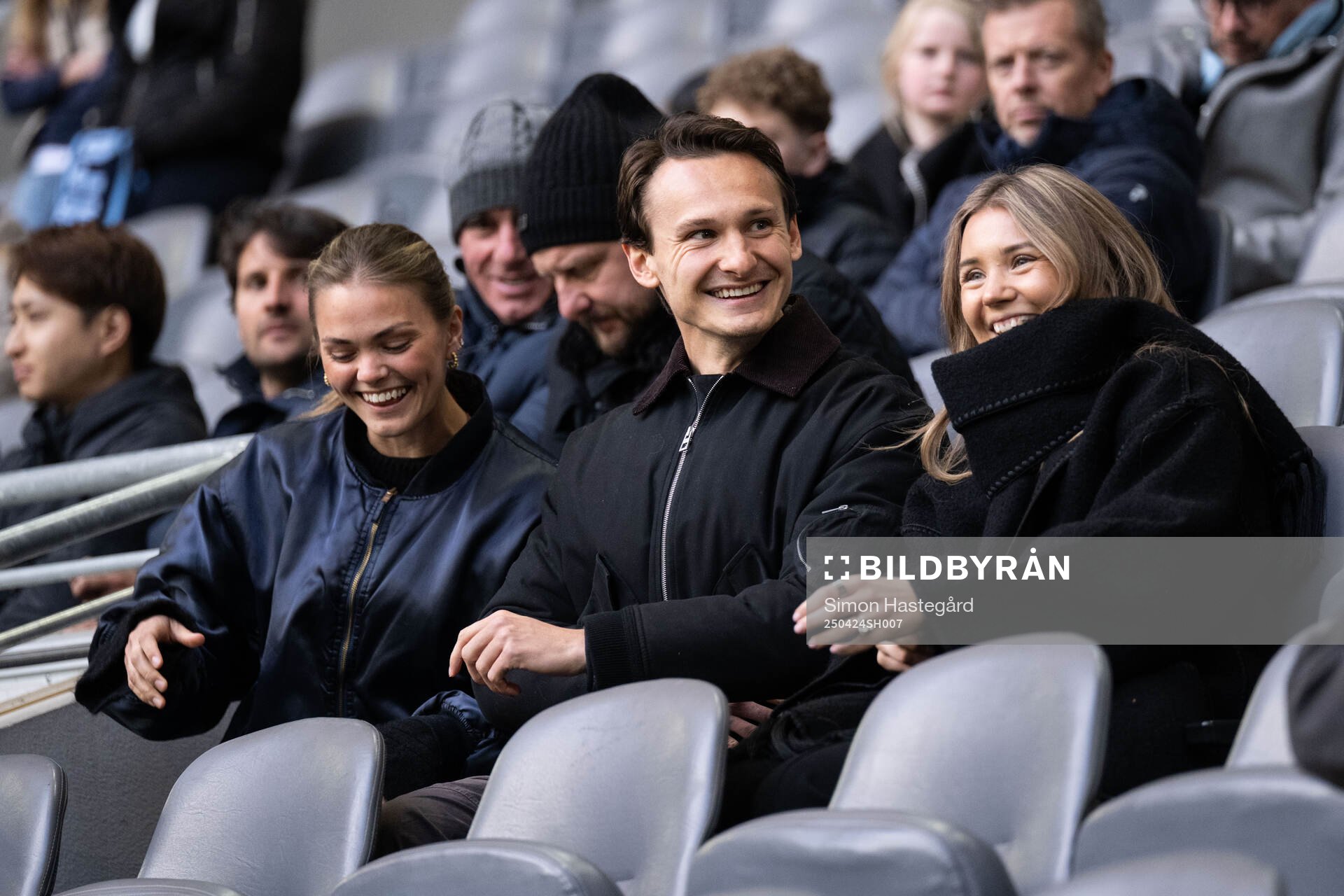 Hjalmar Ekdal på läktaren inför fotbollsmatchen i Allsvenskan mellan Djurgården och Öster den 24 april 2025 i Stockholm. 