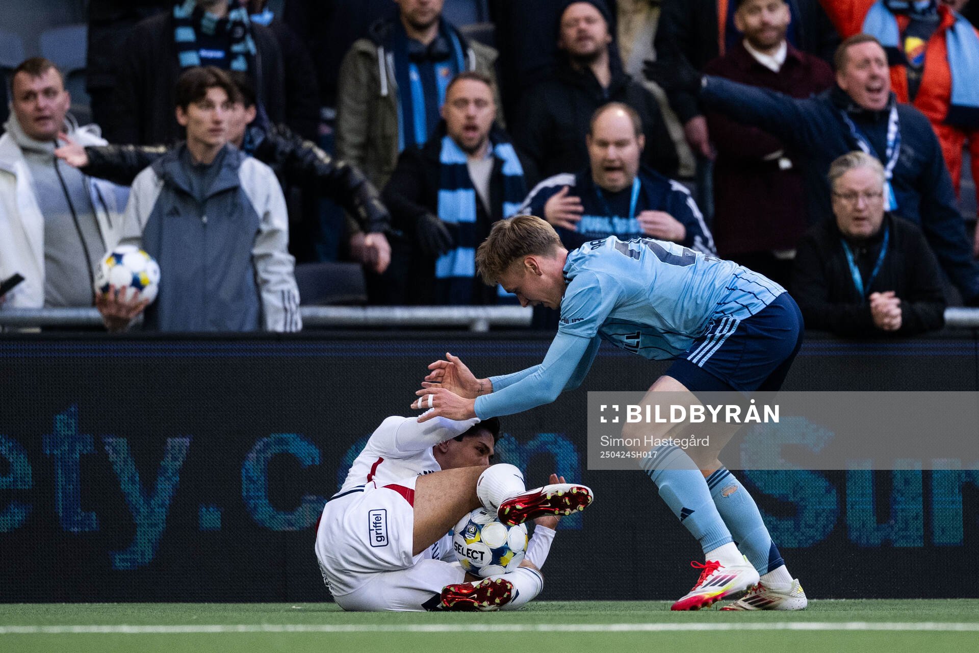 Östers Lukas Bergquist och Djurgårdens Santeri Haarala