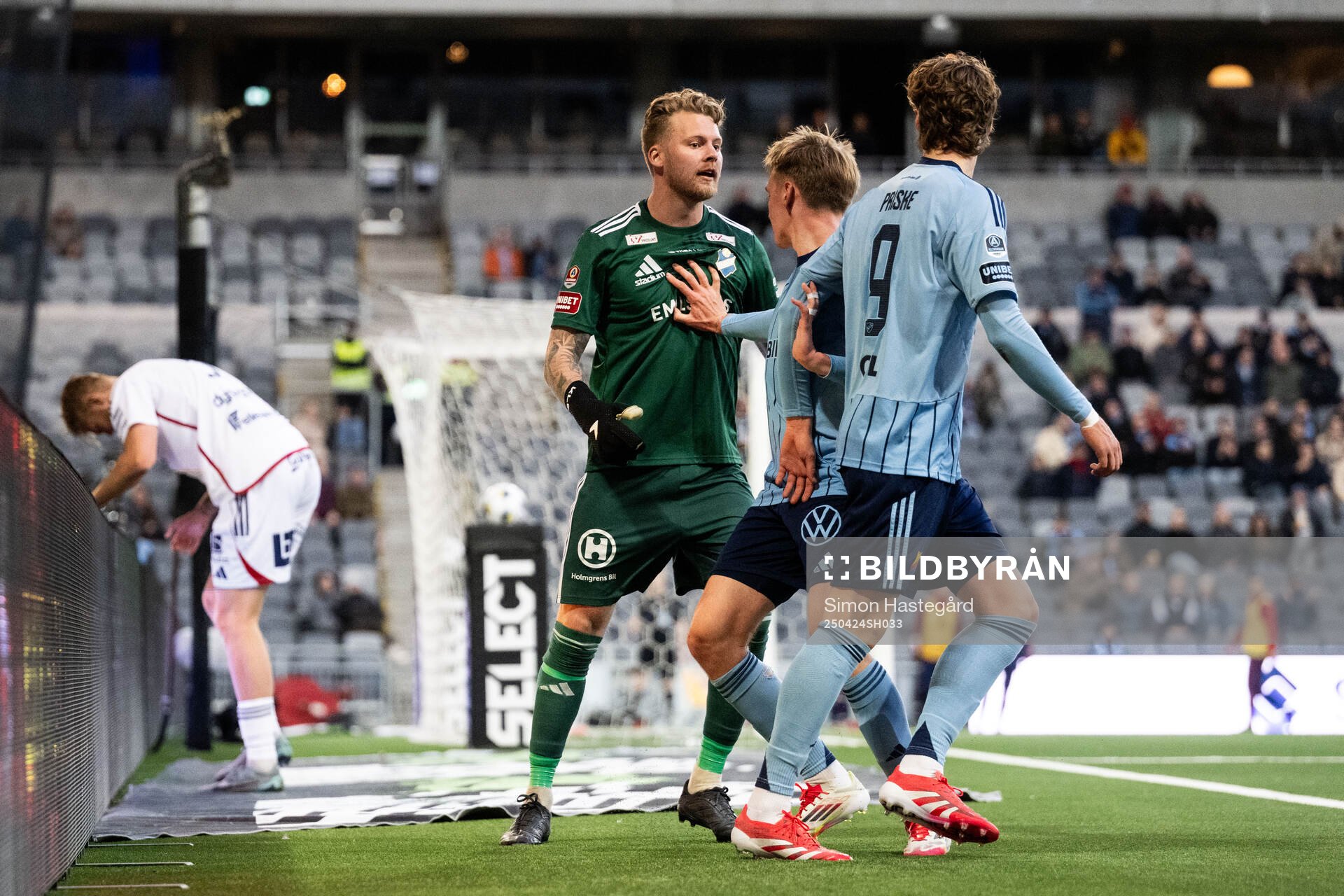 Östers målvakt Robin Wallinder i diskussion med