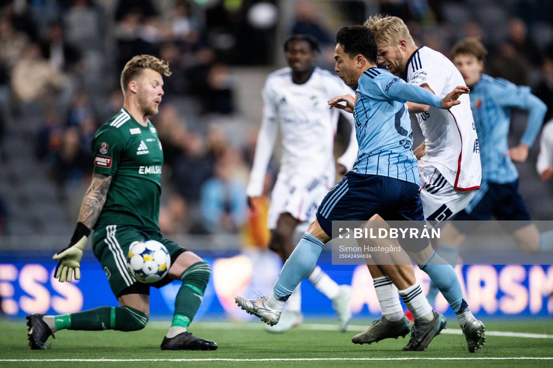 Djurgårdens Keita Kosugi mot Östers målvakt Robin