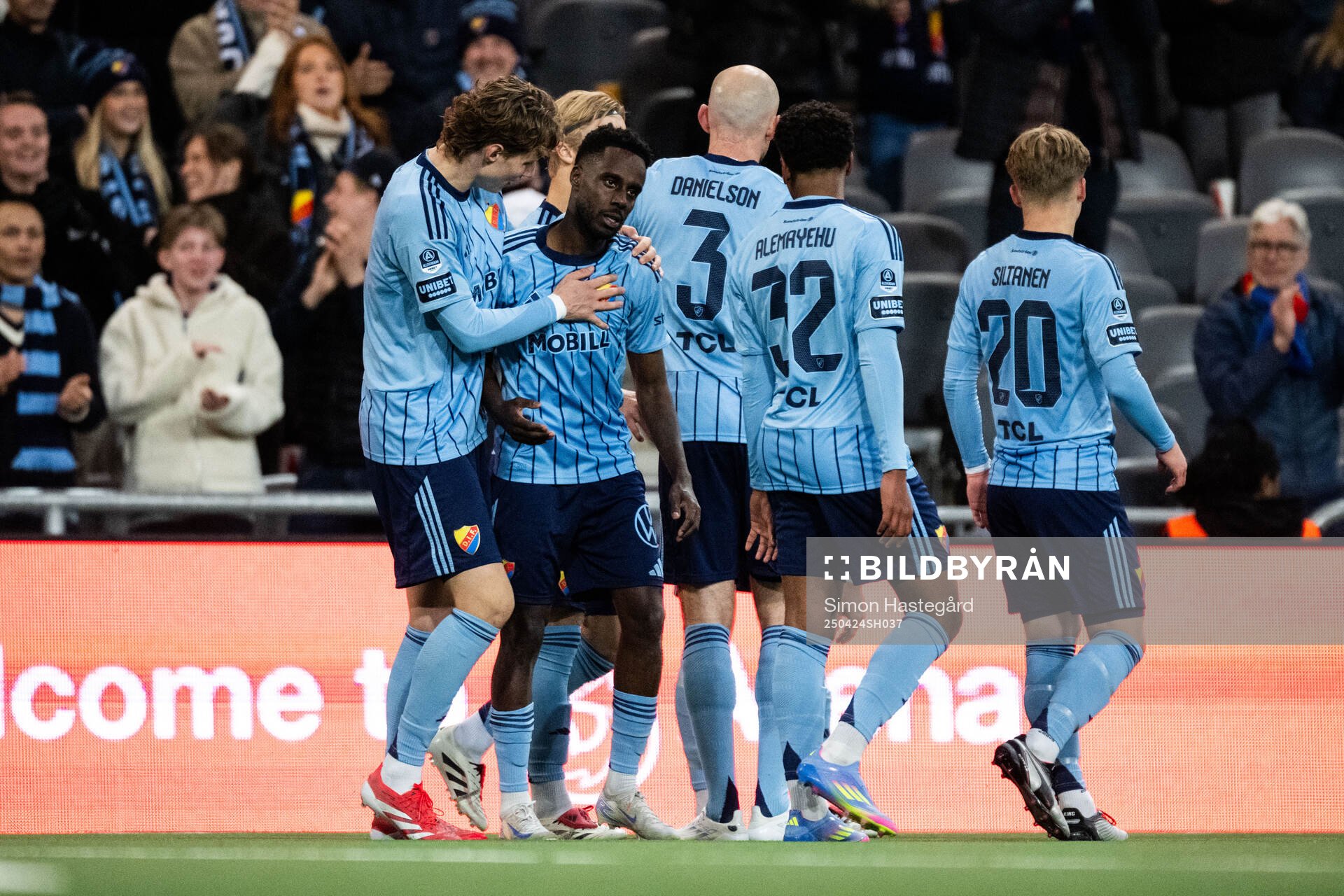 Djurgårdens Tokmac Nguen jublar med lagkamrater