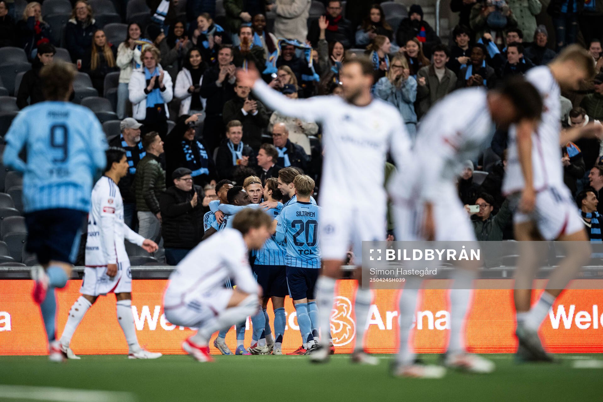 Djurgårdens Tokmac Nguen jublar med Theo Bergvall