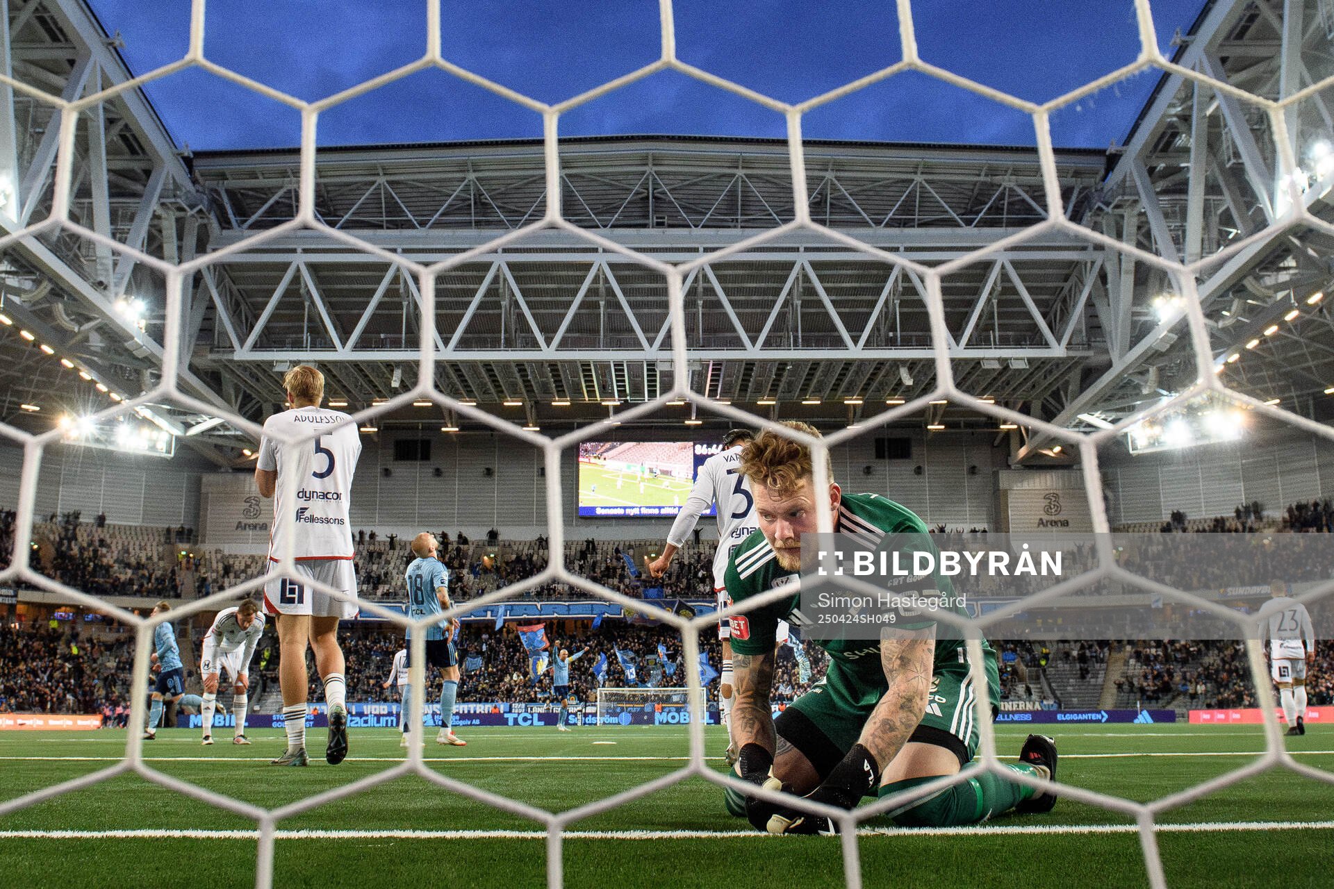 Östers målvakt Robin Wallinder deppar