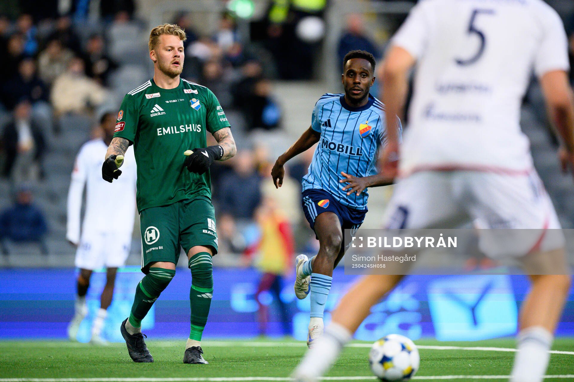 Östers målvakt Robin Wallinder och Djurgårdens Tokmac