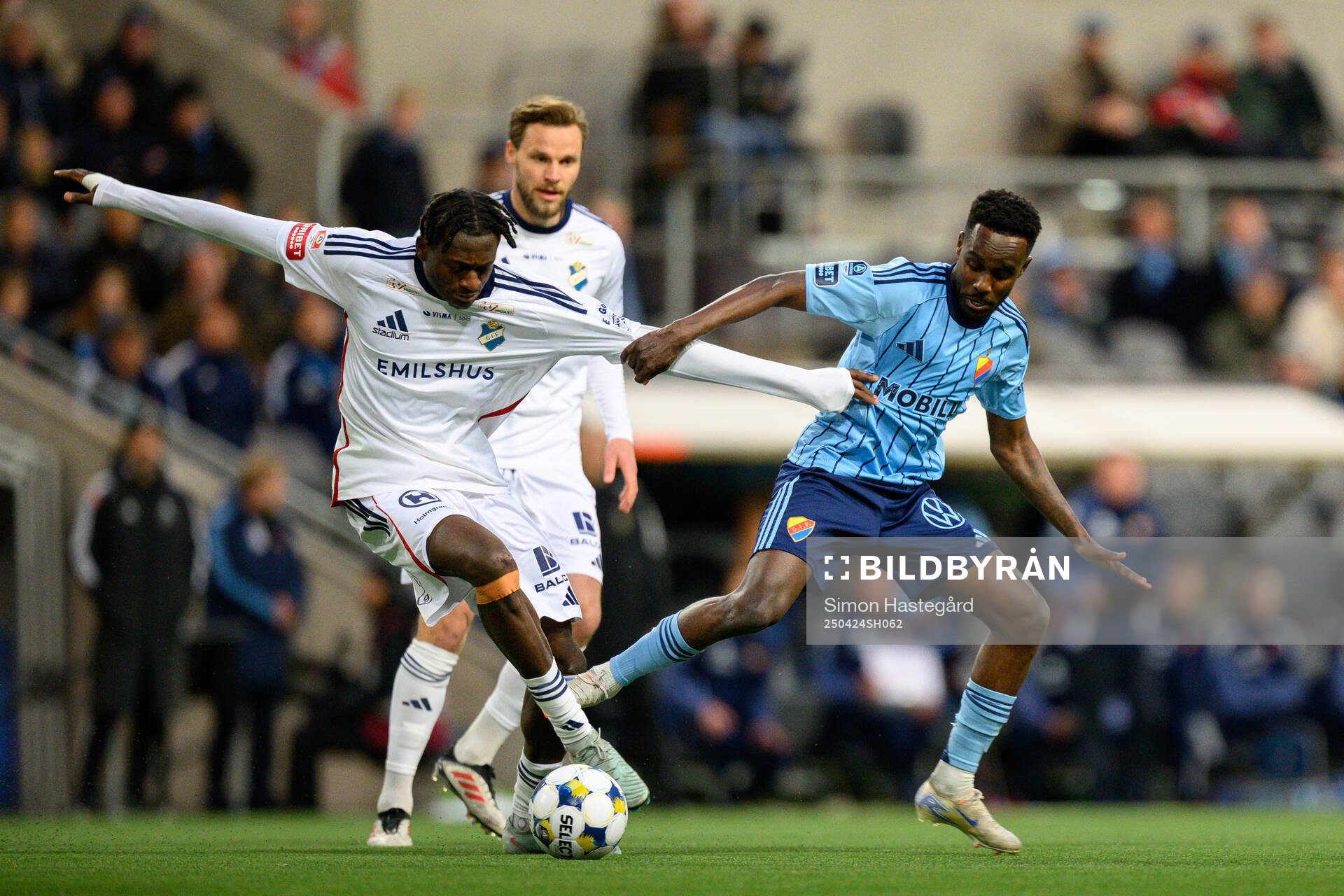 Östers Kingsley Gyamfi och Djurgårdens Tokmac Nguen