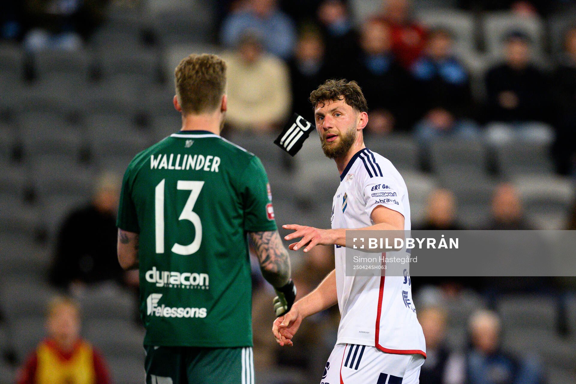Östers målvakt Robin Wallinder och Alibek Aliev under fotbollsmatchen i Allsvenskan mellan Djurgården och Öster den 24 april 2025 i Stockholm.