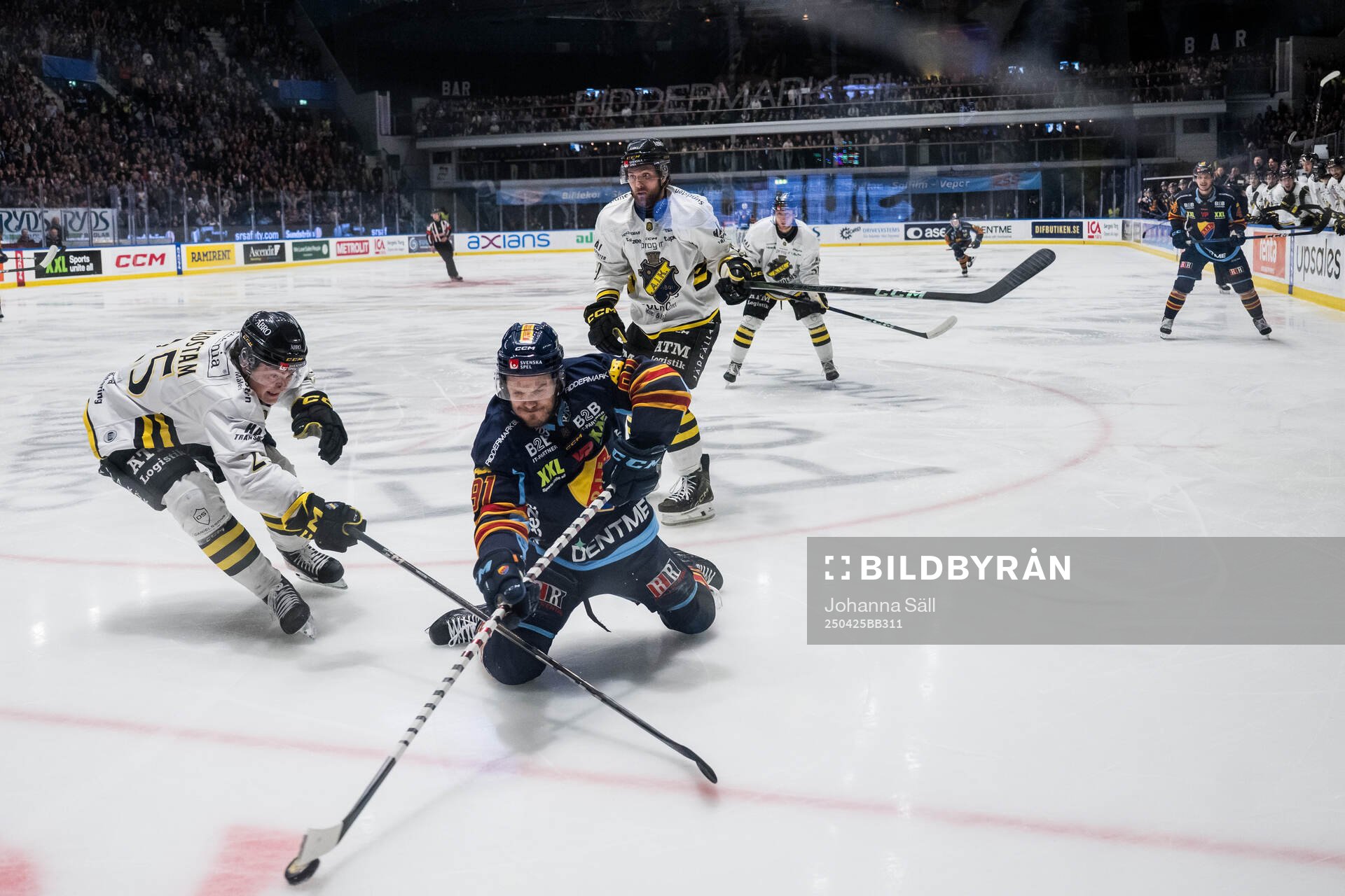 AIKs Theo Hårdstam och Djurgårdens Tyler Kelleher