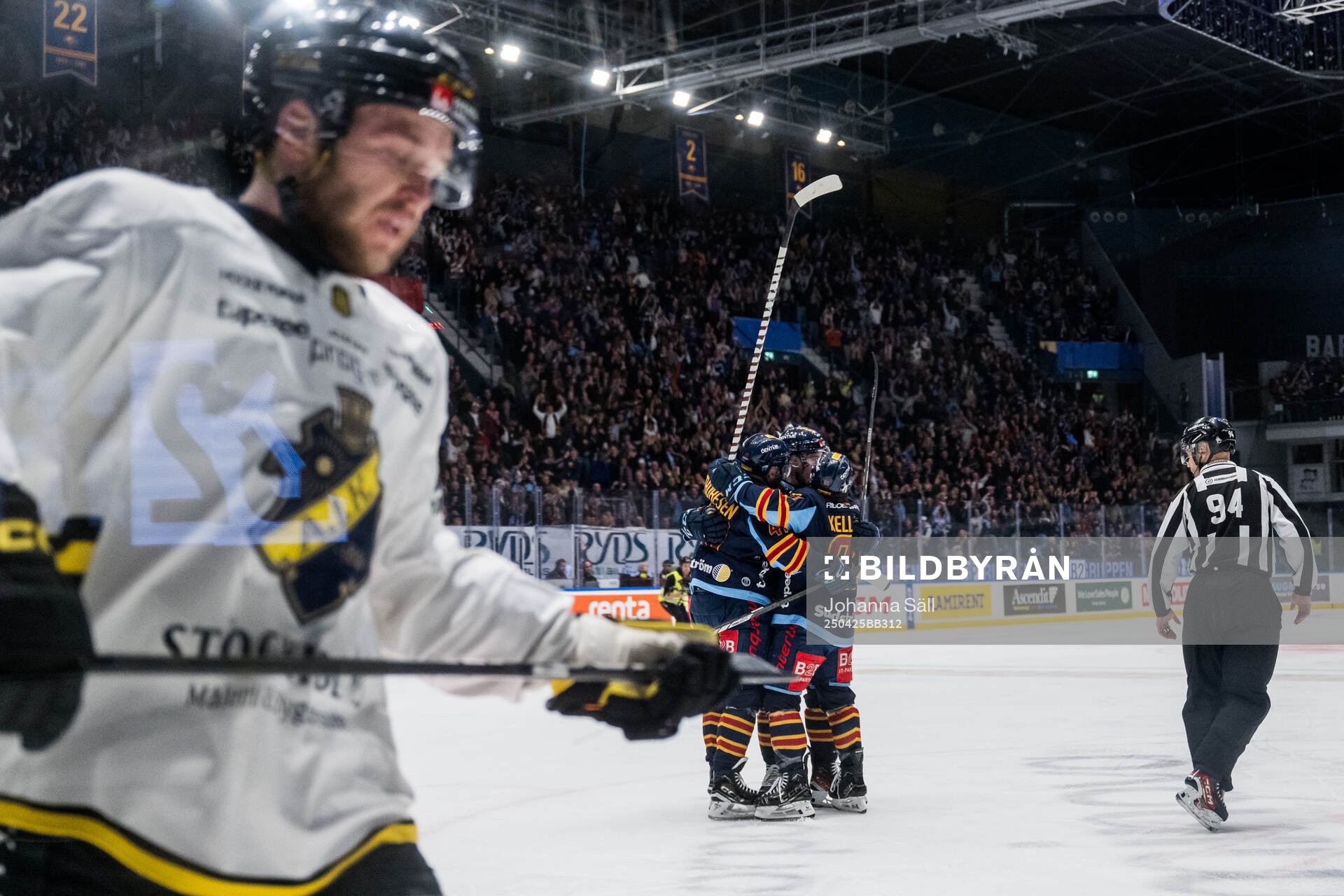 Djurgårdens Filip Eriksson jublar med Tyler Kelleher och