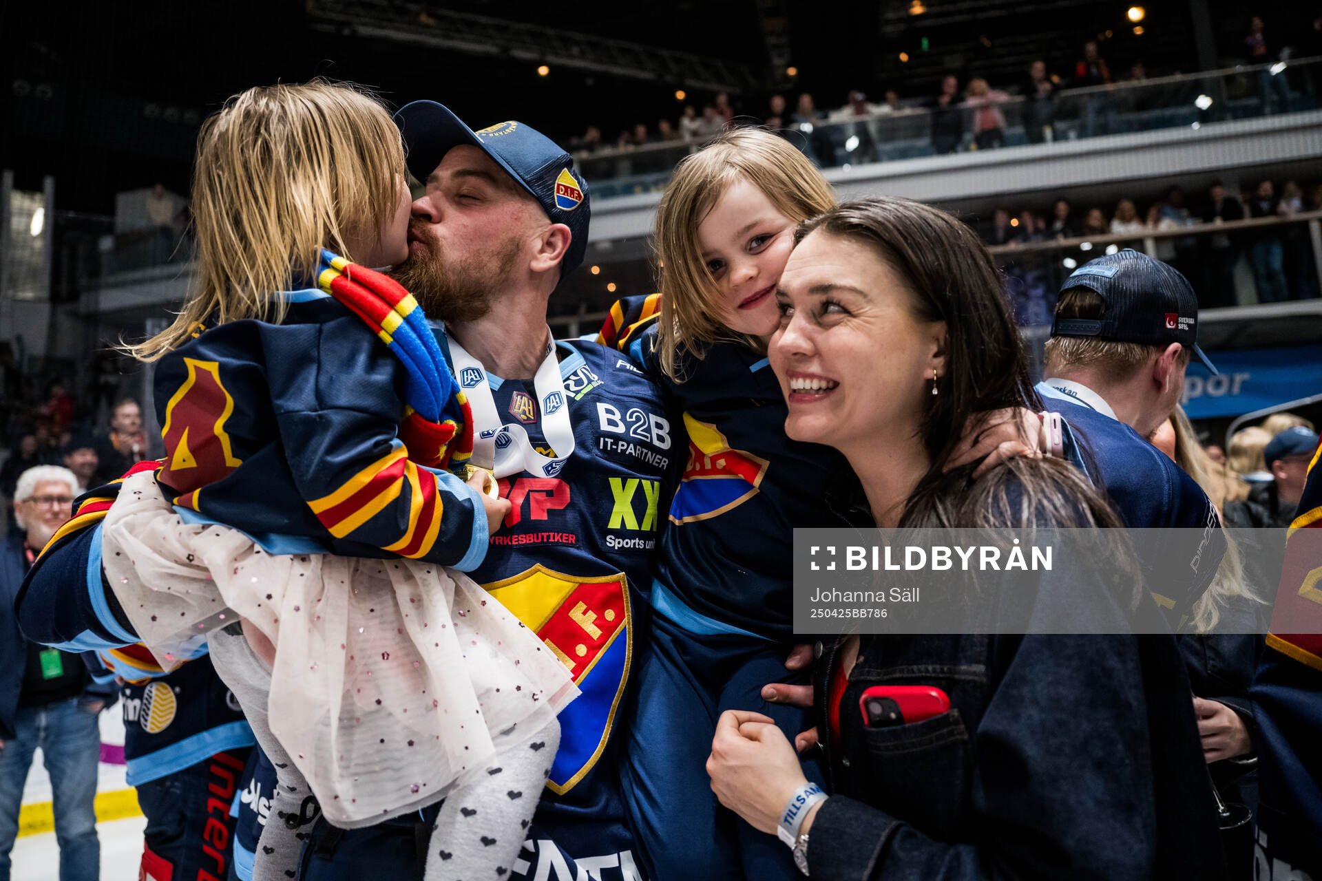Djurgårdens Daniel Brodin jublar med familjen