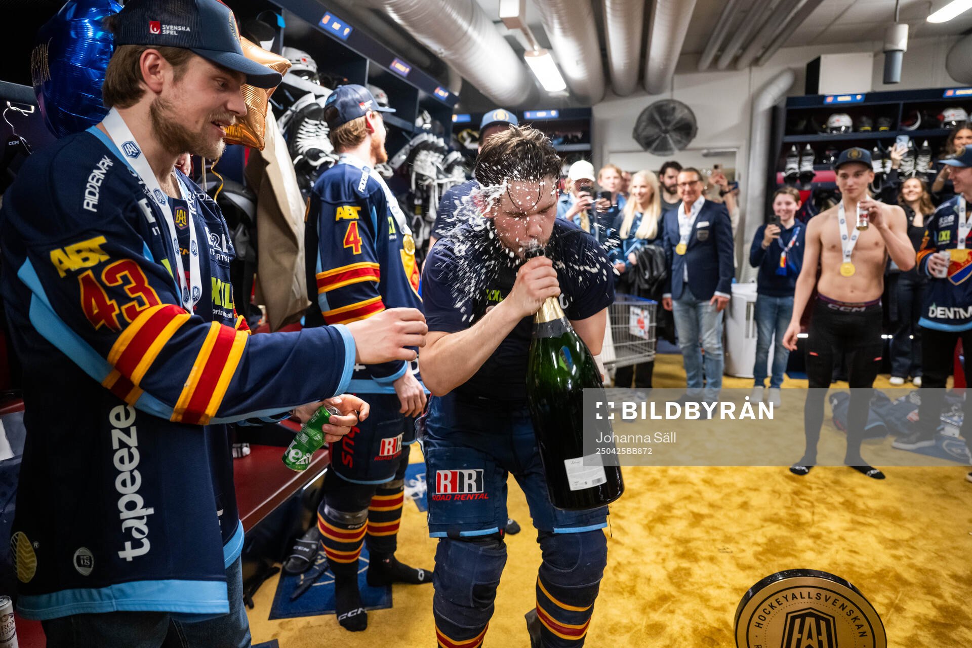 Djurgårdens Max Krogdahl och Arvid Costmar jublar i