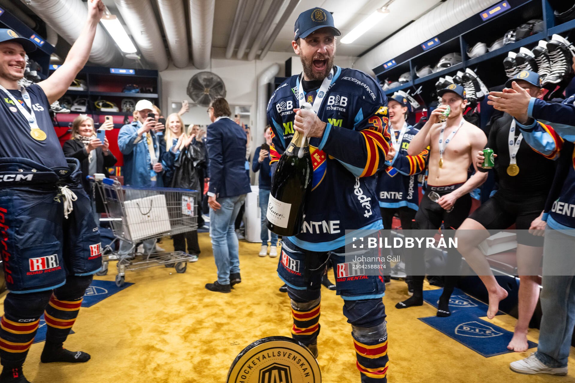 Djurgårdens Marcus Krüger jublar i omklädningsrummet