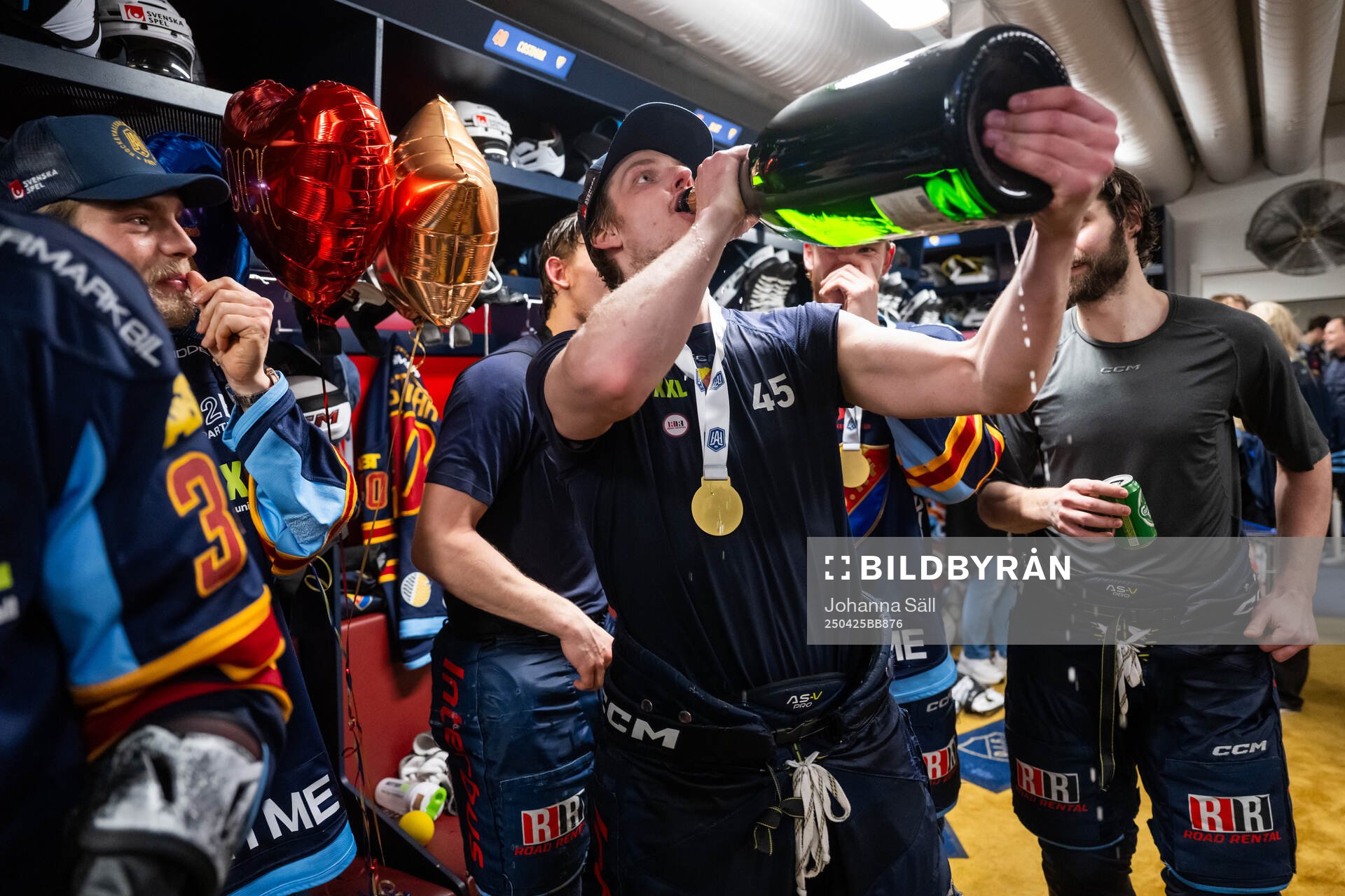 Djurgårdens Hugo Blixt jublar i omklädningsrummet