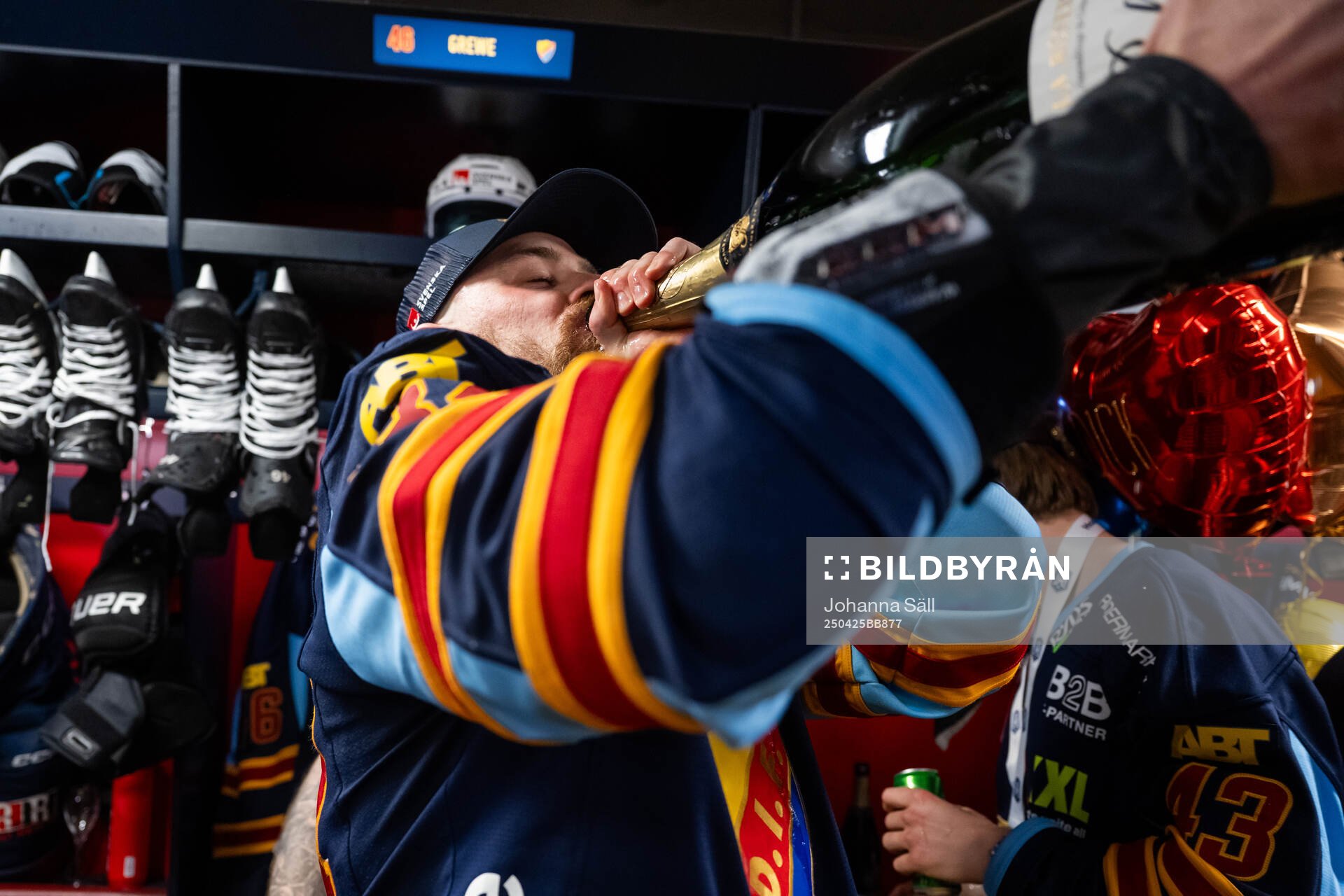 Djurgårdens Daniel Brodin jublar i omklädningsrummet