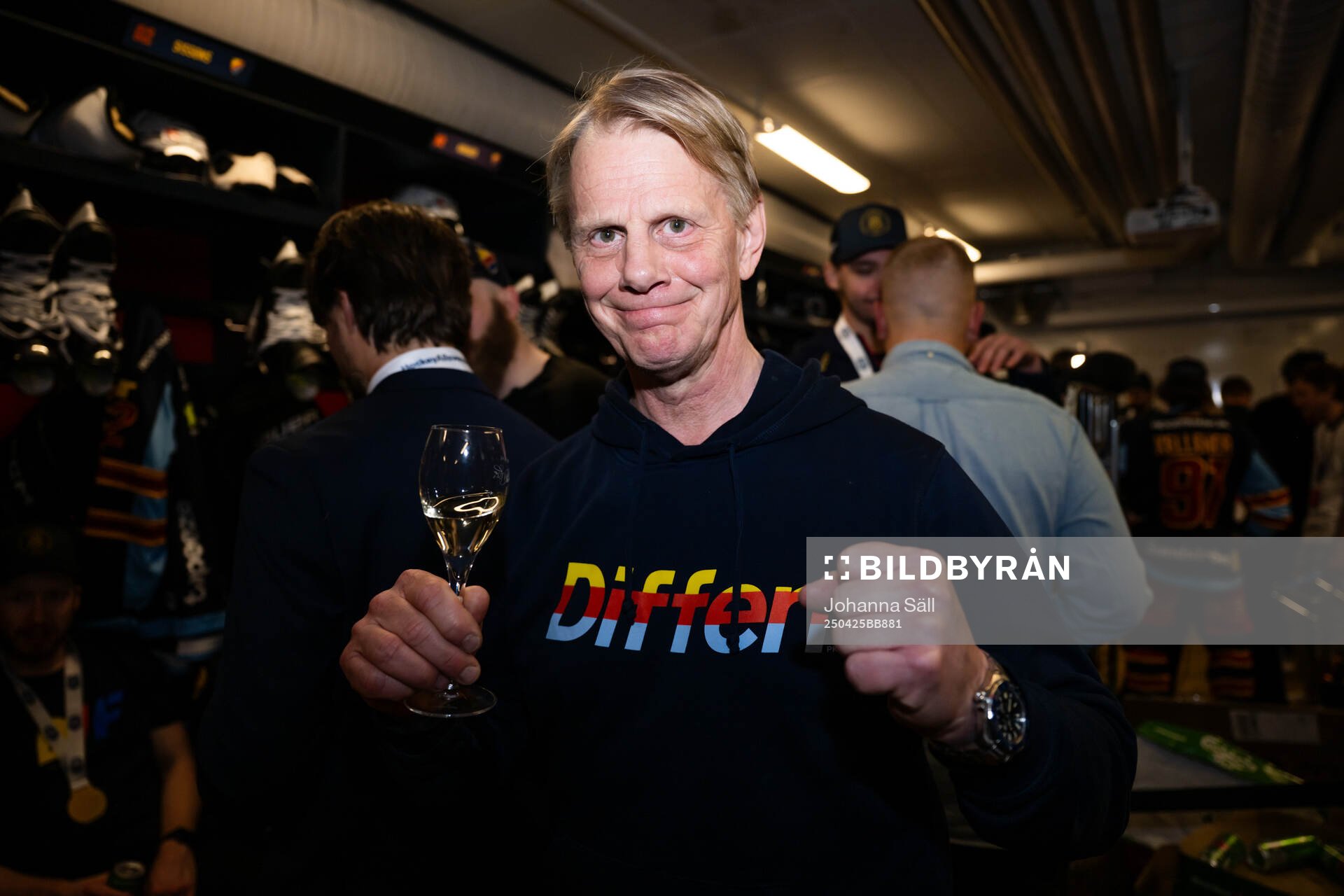 Djurgårdens sportchef Niklas Wikegård jublar i