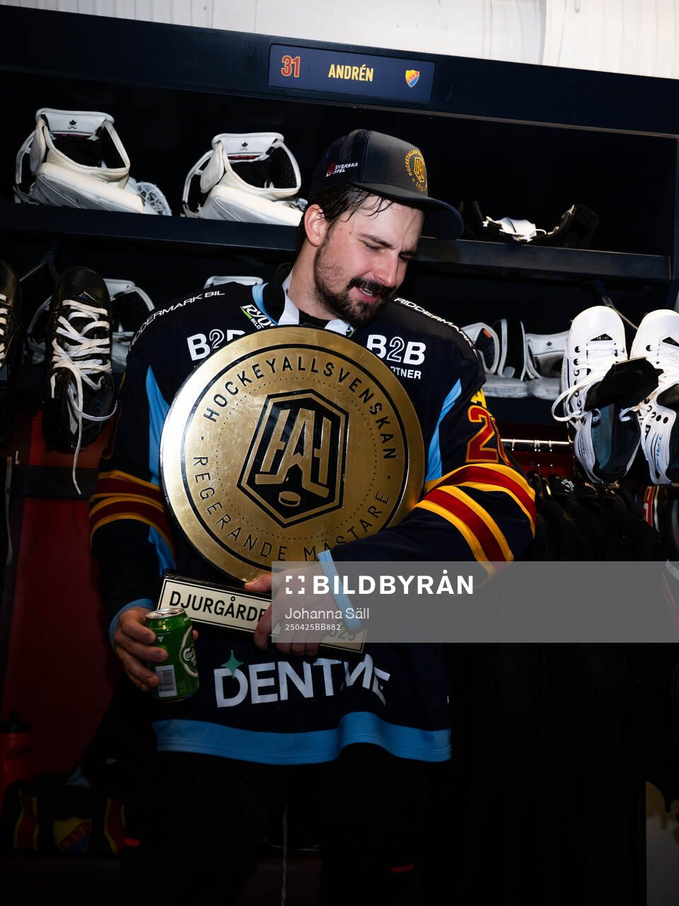 Djurgårdens Jonathan Tychonick jublar med pokalen i