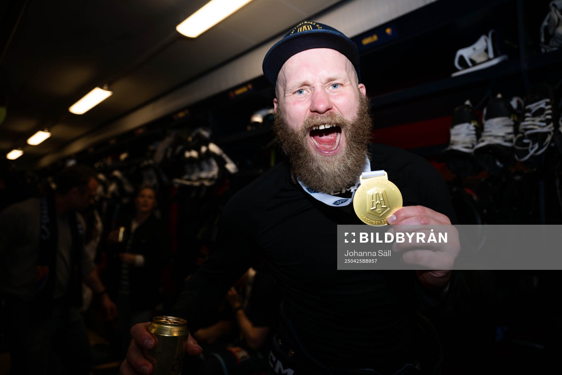Djurgårdens Patrick Thoresen jublar med medaljen i