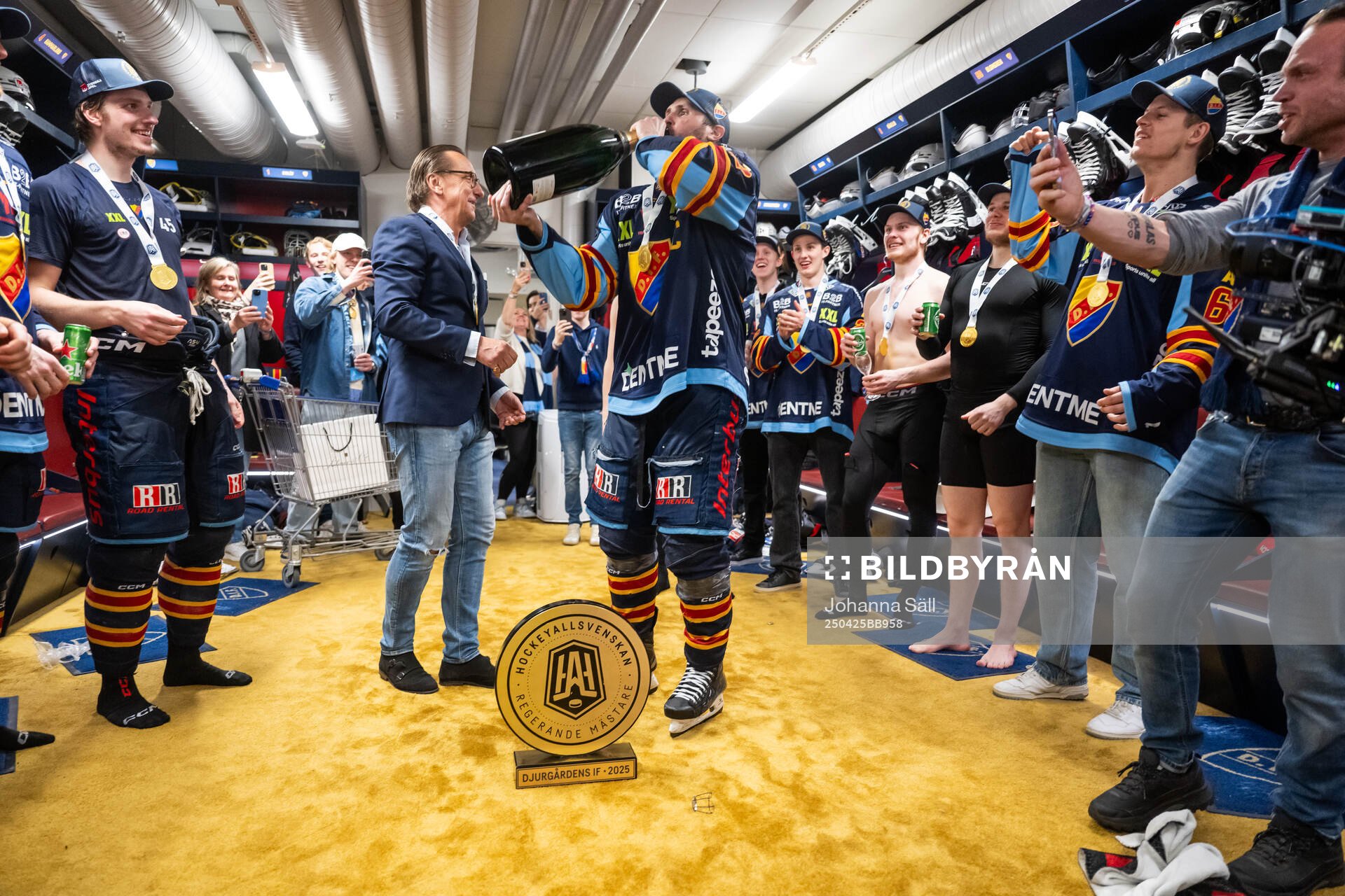 Djurgårdens Marcus Krüger jublar med pokalen i