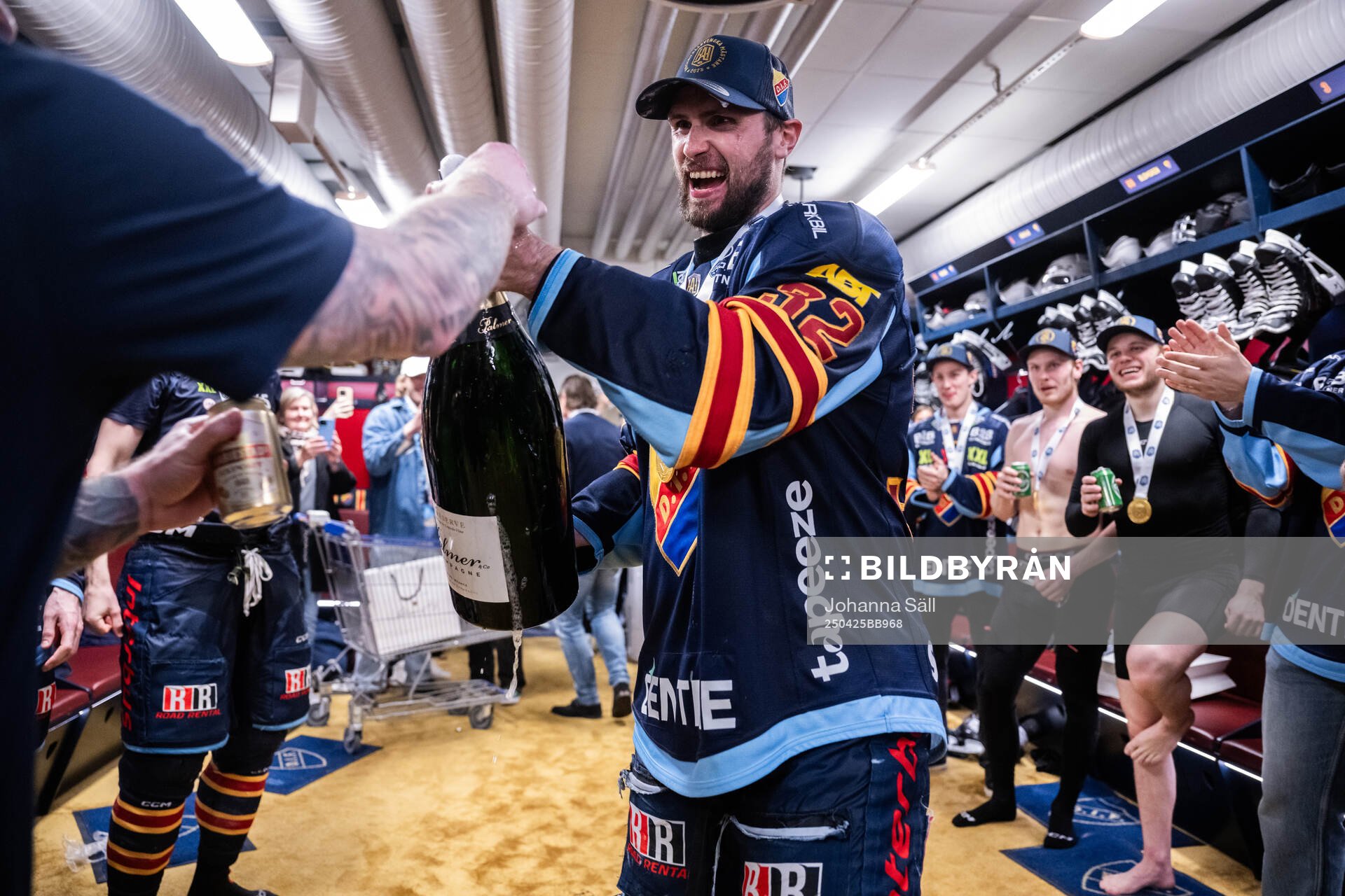 Djurgårdens Marcus Krüger jublar i omklädningsrummet