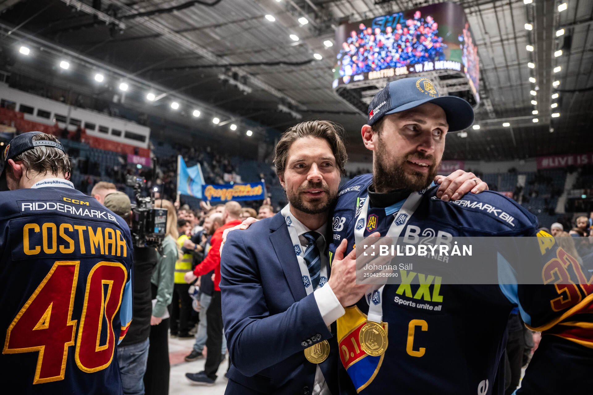 Djurgårdens assisterande sportchef Jacob Josefsson jublar