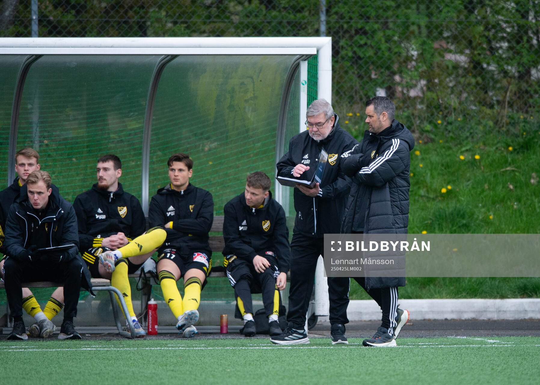 IFK Hässleholms tränare Patrik Lennartsson och Fredrik Ahlgren i matchen i division 2 mellan Linero IF och IFK Hässleholm i Lund 25 april 2025.