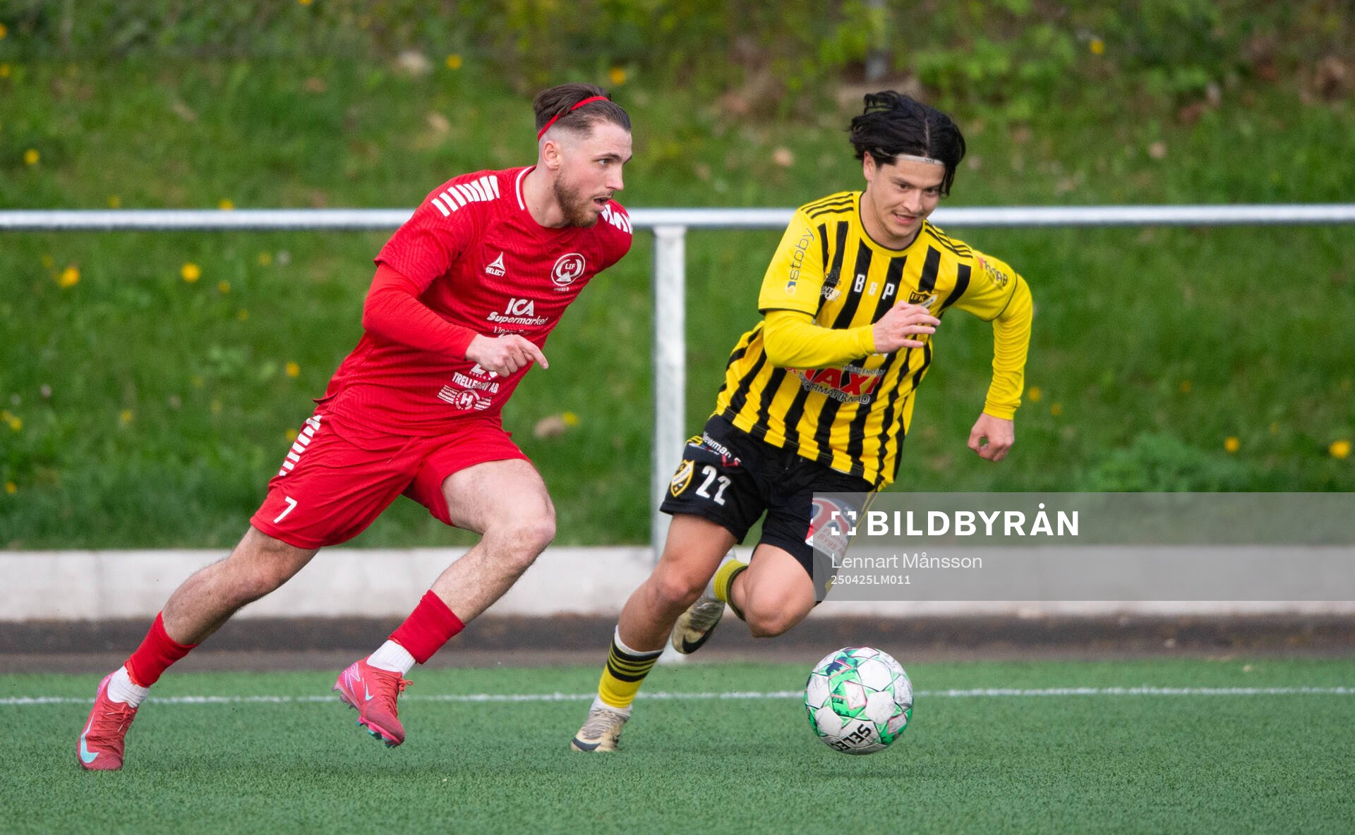Lineros Hampus Fehrm och IFK Hässleholms Meraj Haidari i