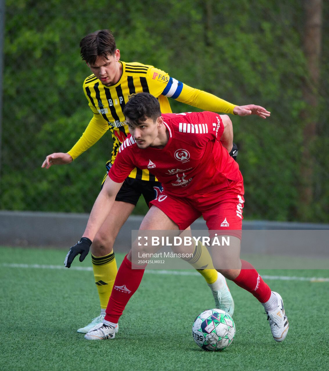 Lineros Adonay Beyed och IFK Hässleholms Viktor Ahlgrebi matchen i division 2 mellan Linero IF och IFK Hässleholm i Lund 25 april 2025.