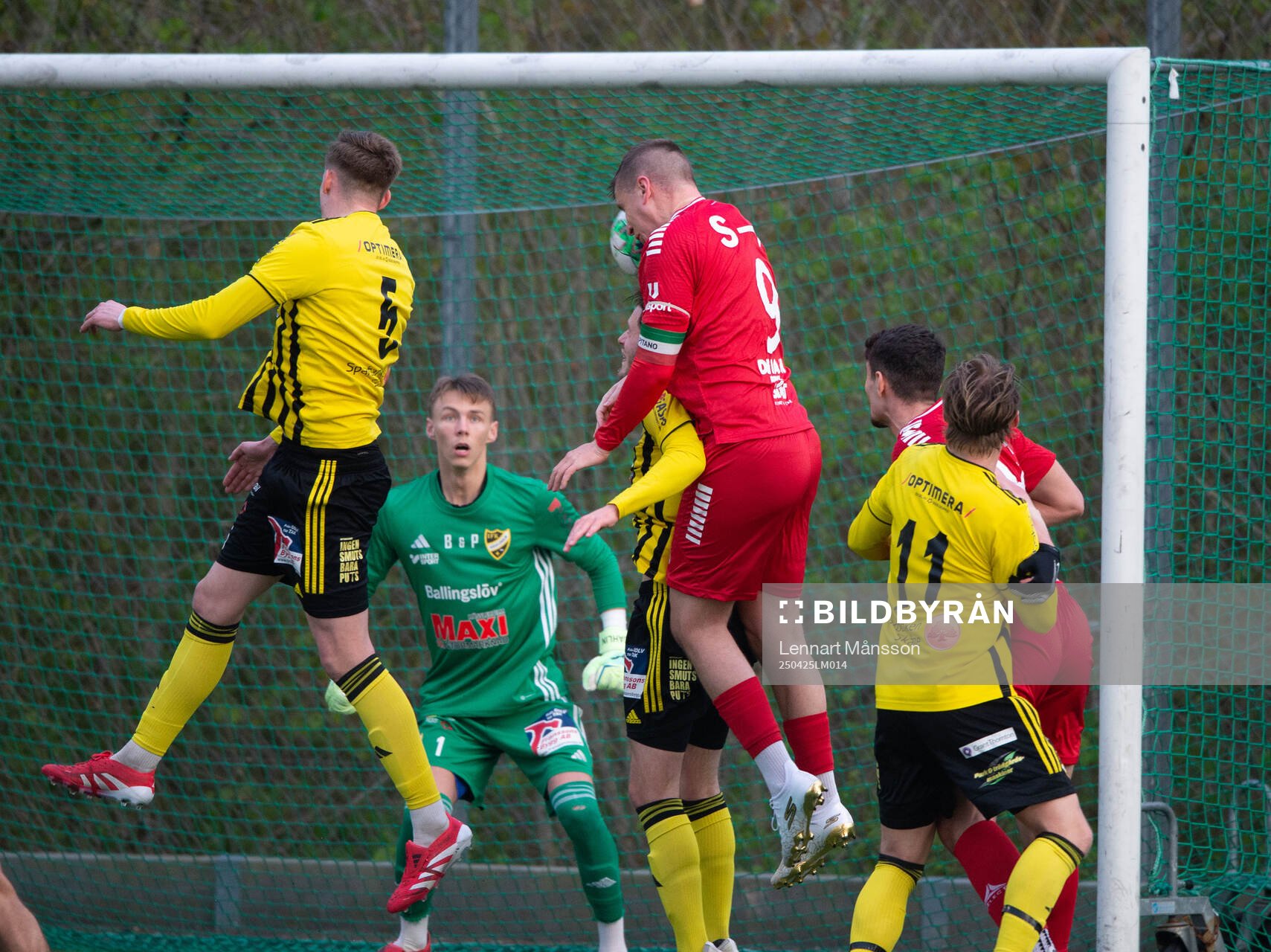 Lineros Ludvig Bergman nickar mot IFK Hässleholms målvakt