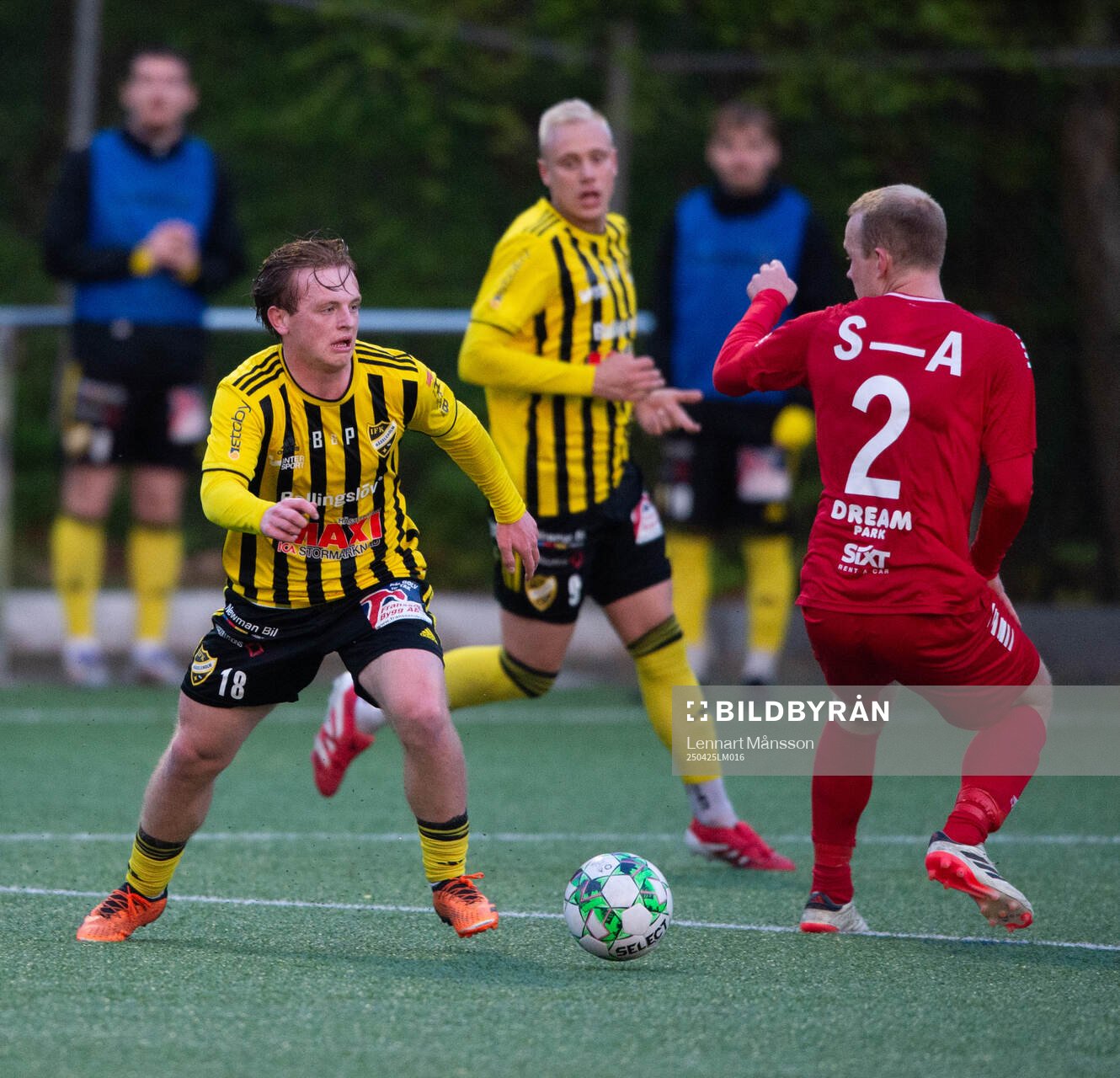 IFK Hässleholms Sam Hegdal lurar Lineros Adam Olofsson i