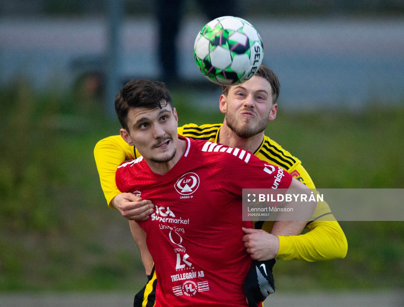 Lineros Adonay Beyed och IFK Hässleholms Elliot Pramberg i matchen i division 2 mellan Linero IF och IFK Hässleholm i Lund 25 april 2025.