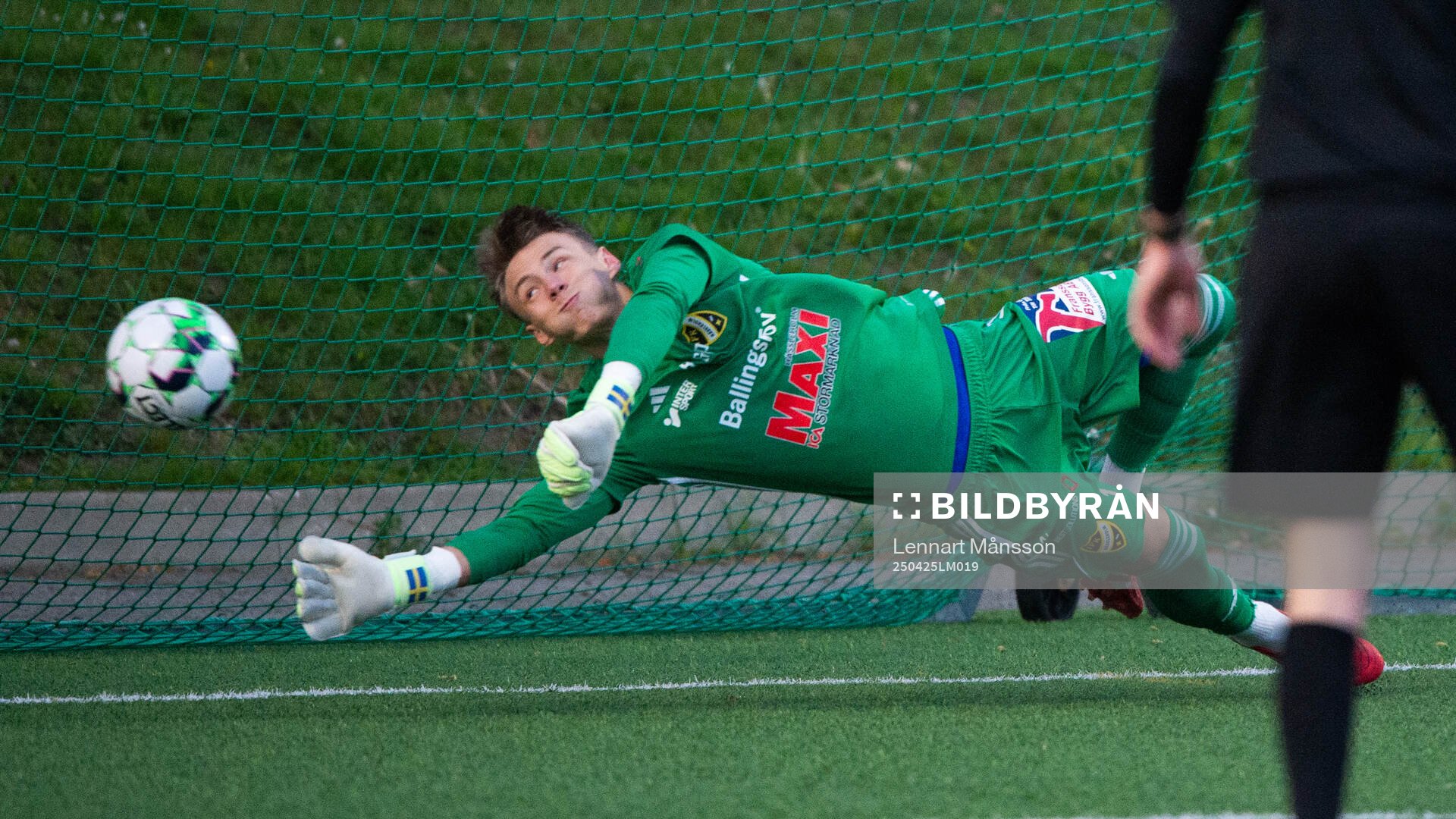 IFK Hässleholms målvakt Felix Persson räddar en