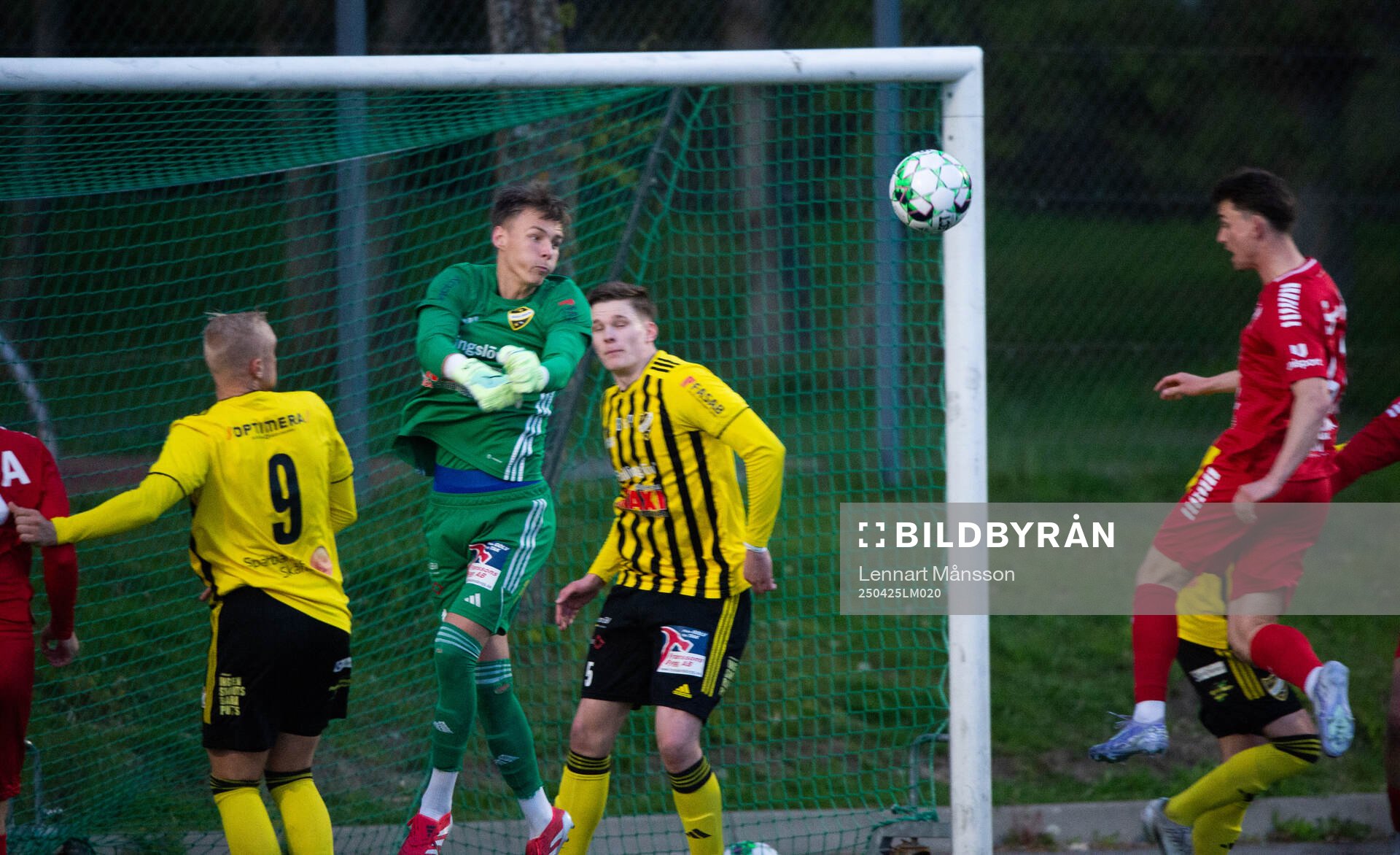 IFK Hässleholms målvakt Felix Persson räddar i matchen i division 2 mellan Linero IF och IFK Hässleholm i Lund 25 april 2025.