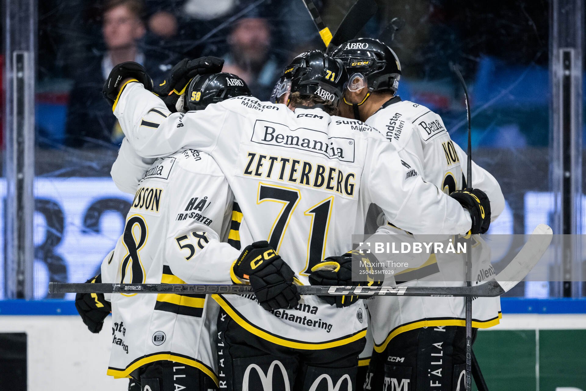 AIKs Gerry Fitzgerald jublar med lagkamrater
