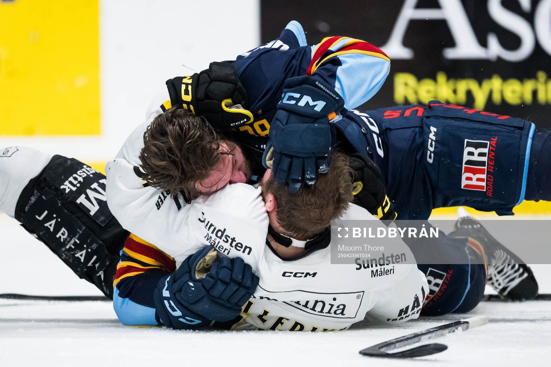 Djurgårdens August Berg och AIKs Jordan Bellerive i en fajt