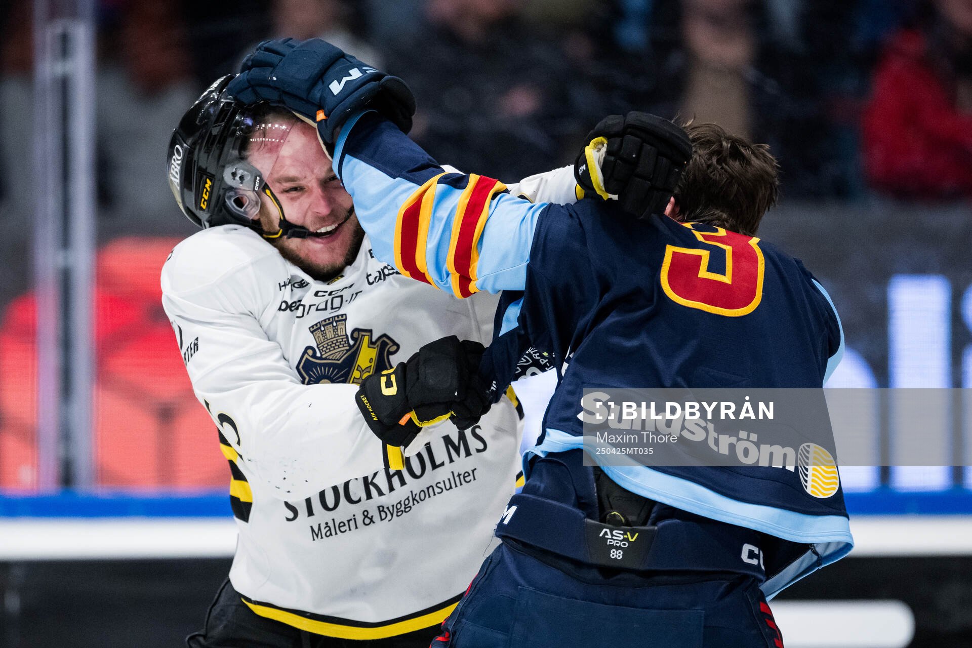 Djurgårdens August Berg och AIKs Jordan Bellerive i en fajt