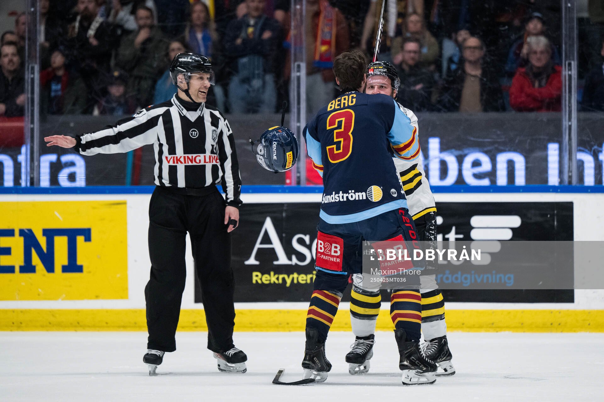 Djurgårdens August Berg och AIKs Jordan Bellerive i en fajt
