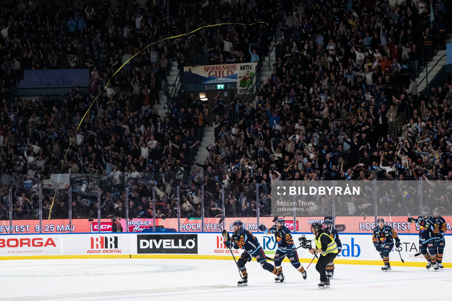 Djurgårdens Daniel Brodin och Linus Klasen jublar