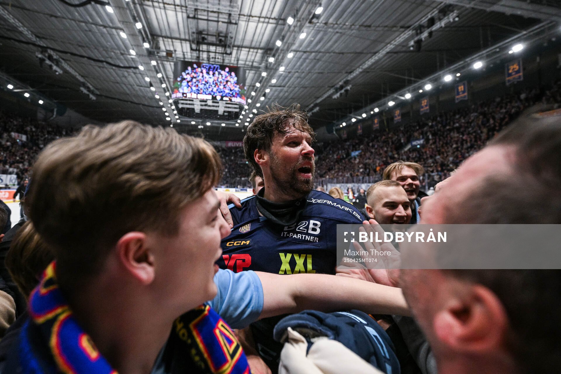 Djurgårdens Dick Axelsson jublar med supportrar