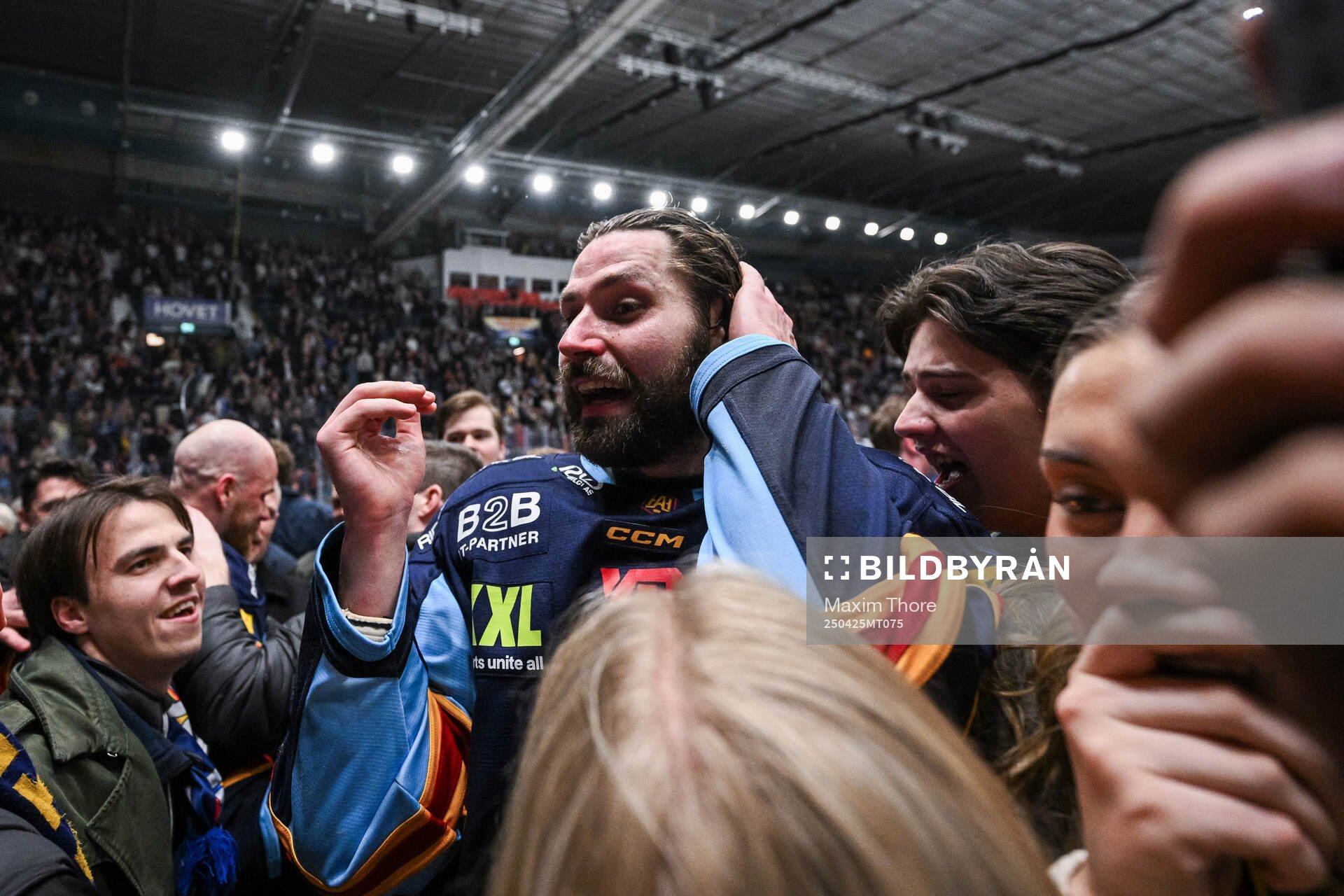 Djurgårdens Ludvig Rensfeldt jublar med supportrar