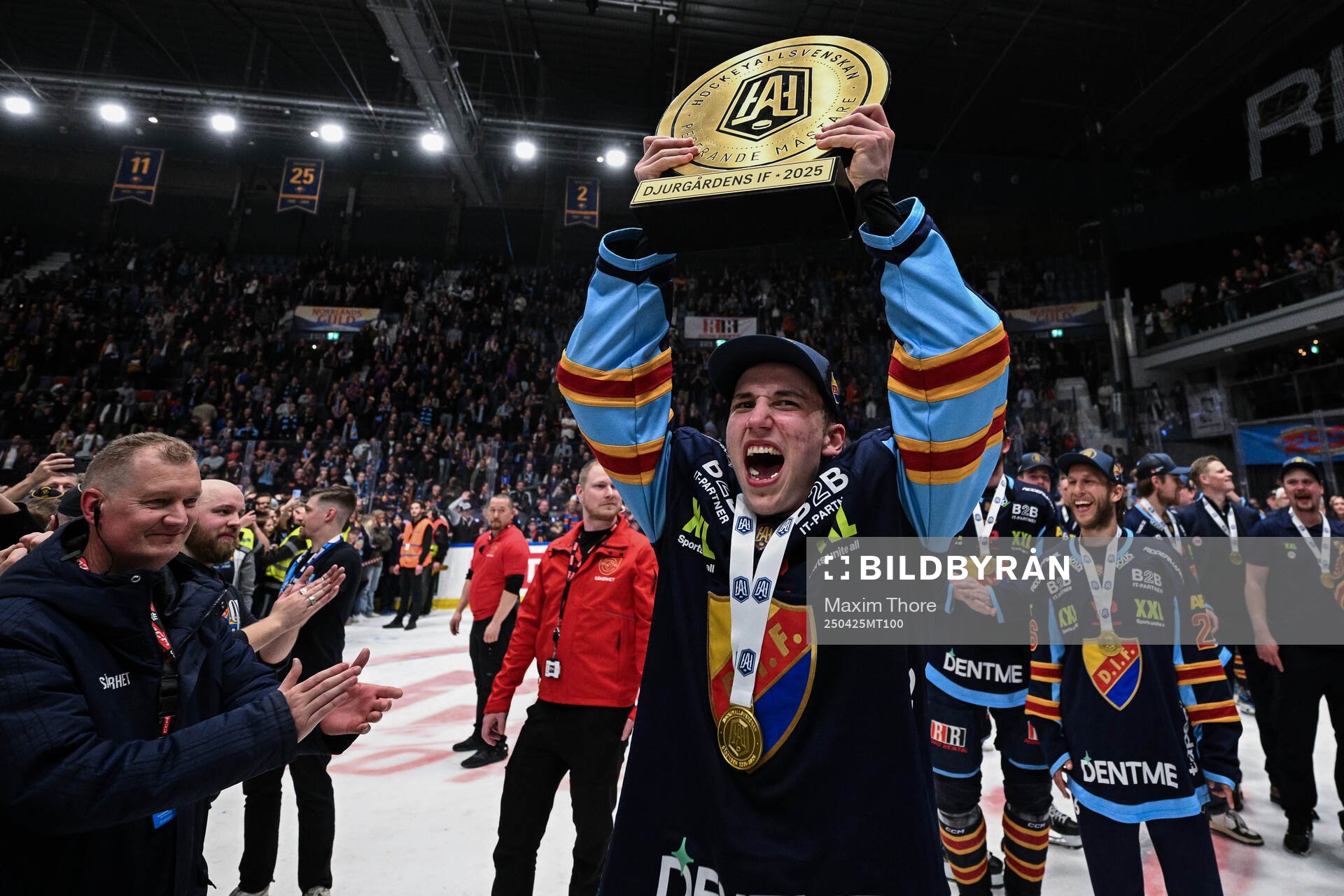 Djurgårdens Victor Eklund jublar med pokalen